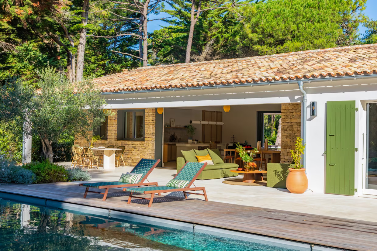 terrasse maison ile de Ré piscine salon avec cuisine ouverte décoration contemporaine colorée terrasse maison ile de Ré piscine salon avec cuisine ouverte décoration contemporaine colorée