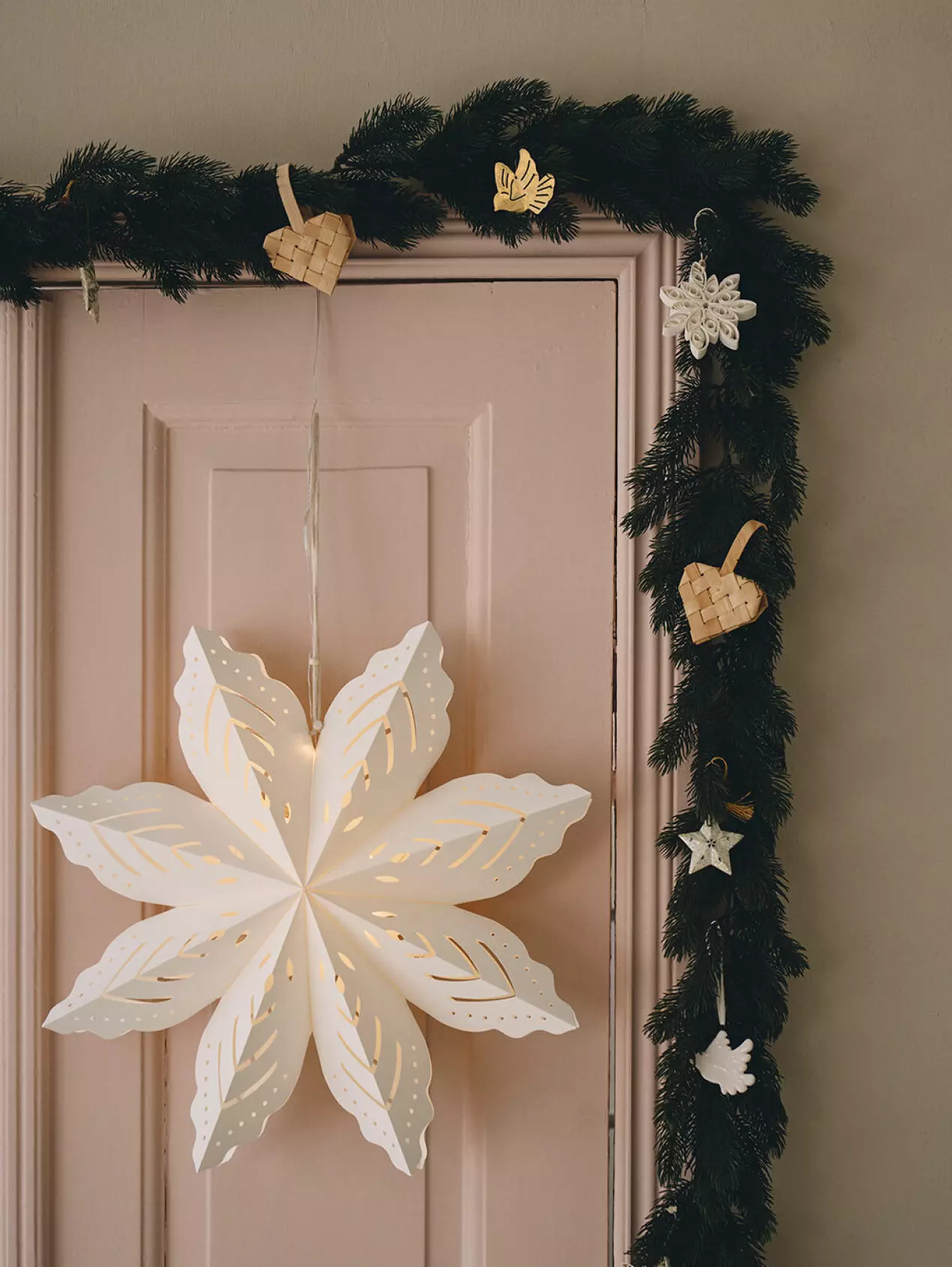 porte décorée collection Søstrene Grene Noël 2026 porte décorée collection Søstrene Grene Noël 2026