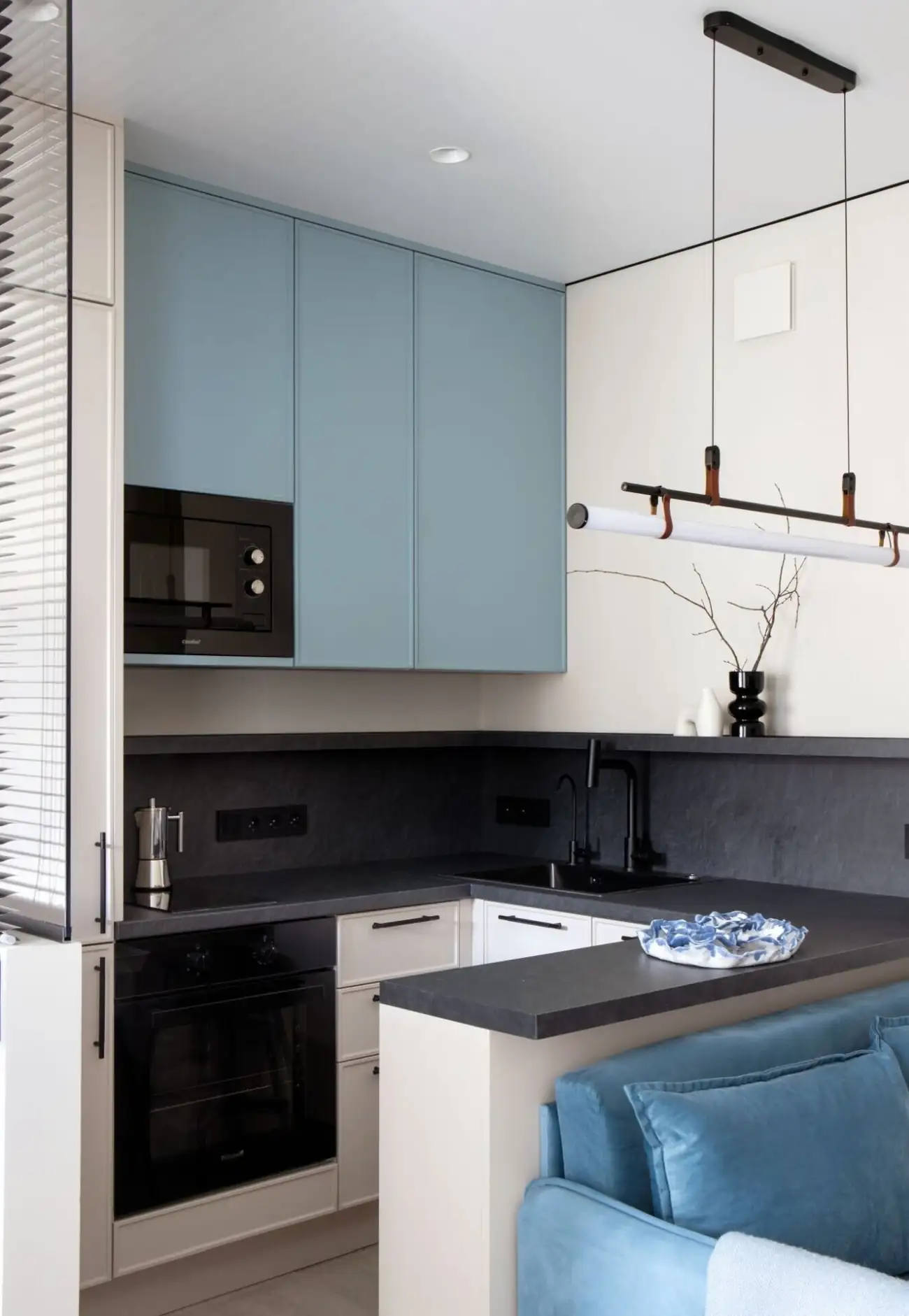 cuisine design bleue en U et salon décoration bleue studio 28m2