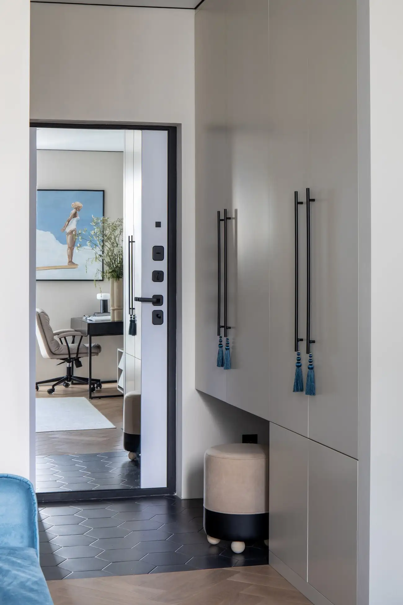 entrée avec miroir et salon studio 28m2