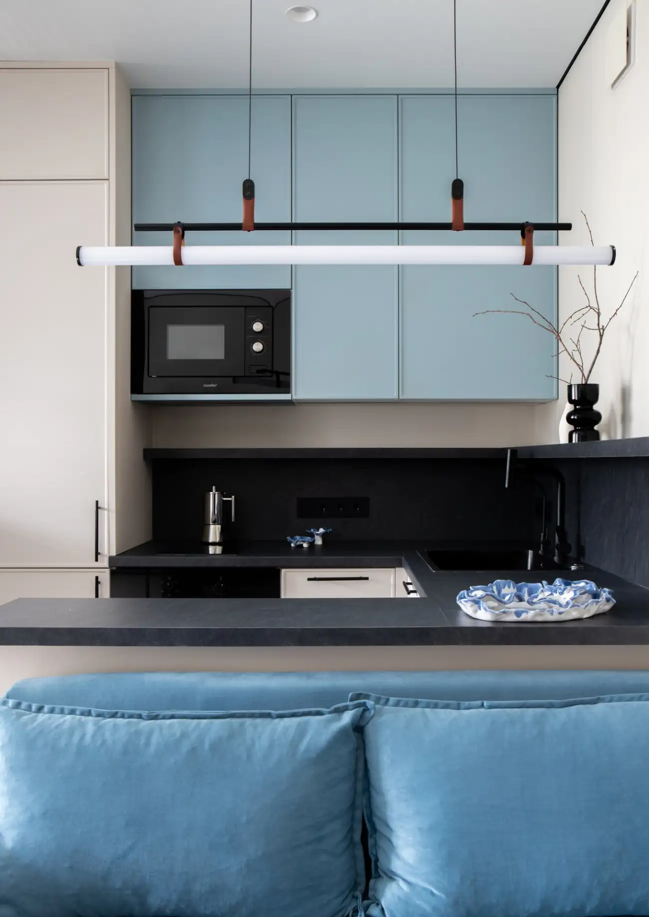 cuisine design bleue en U et salon décoration bleue studio 28m2
