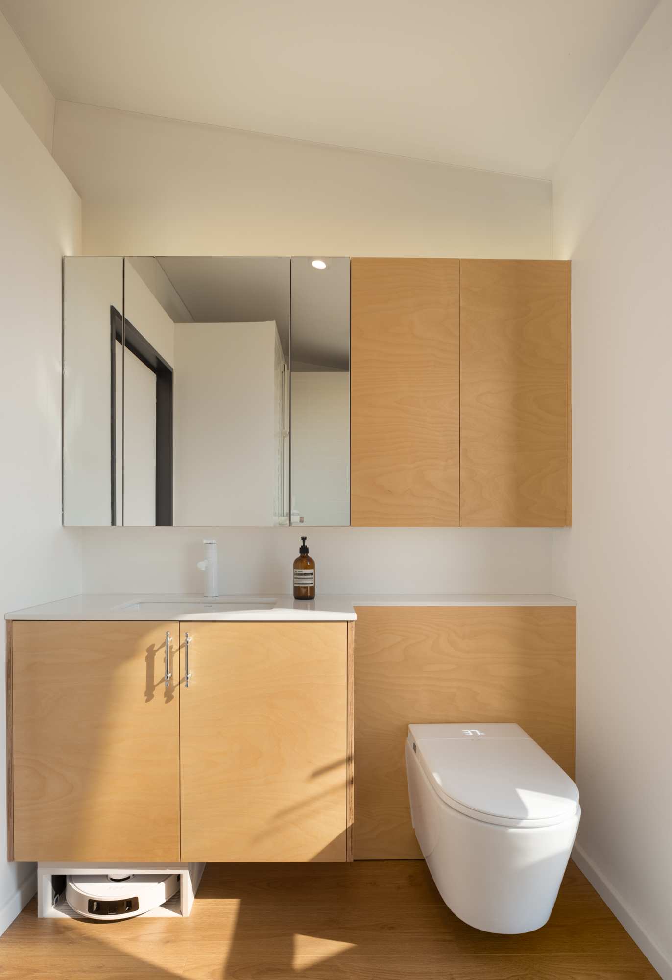 salle de bain blanche et bois