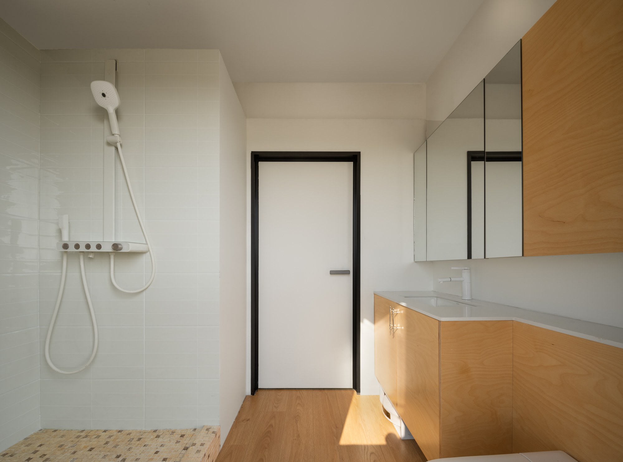 salle de bain maison pliable 45m2 par Unfold House