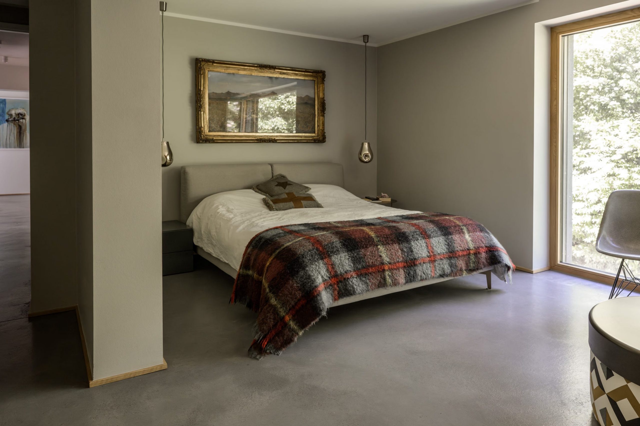 chambre grise décoration design et contemporaine sol béton ciré grandes baies vitrées maison d'architecte