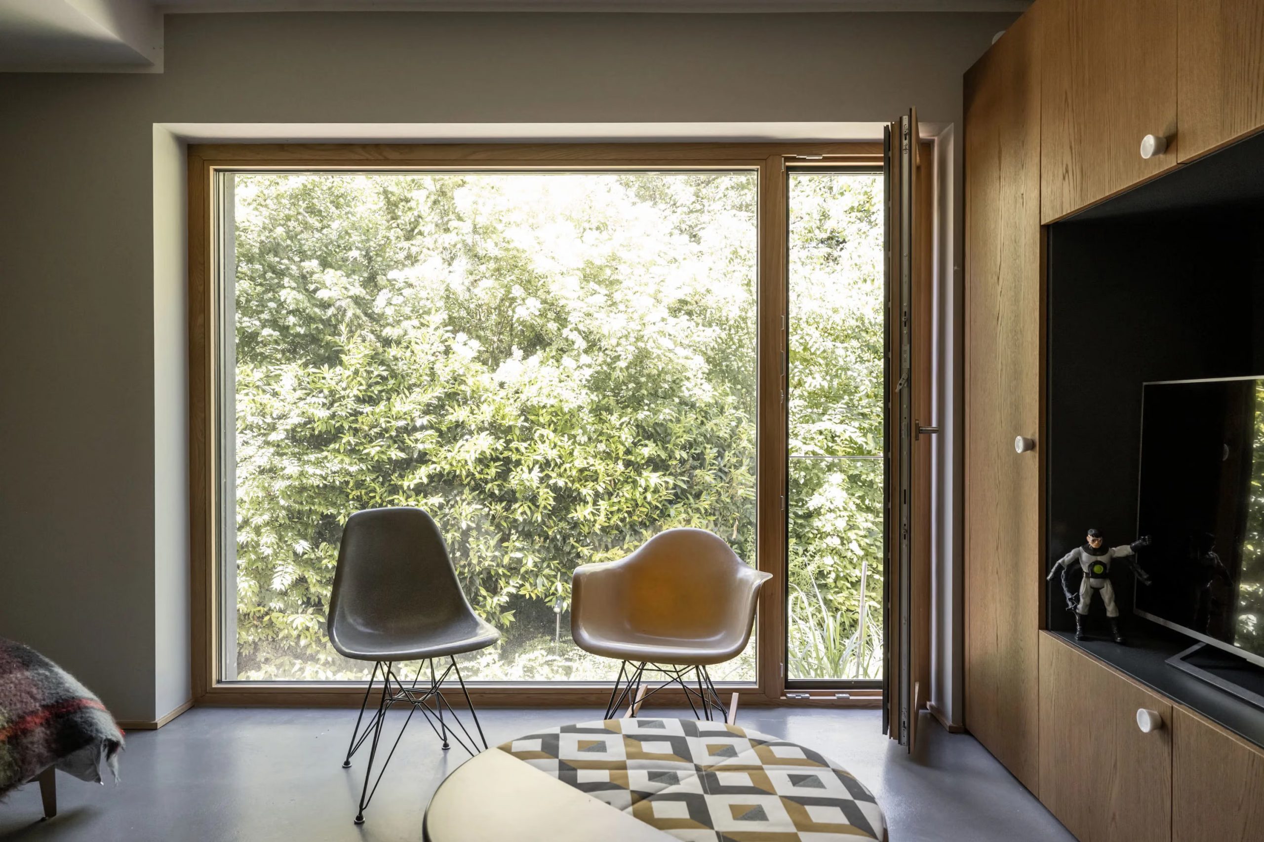 chambre grise décoration design et contemporaine sol béton ciré grandes baies vitrées maison d'architecte