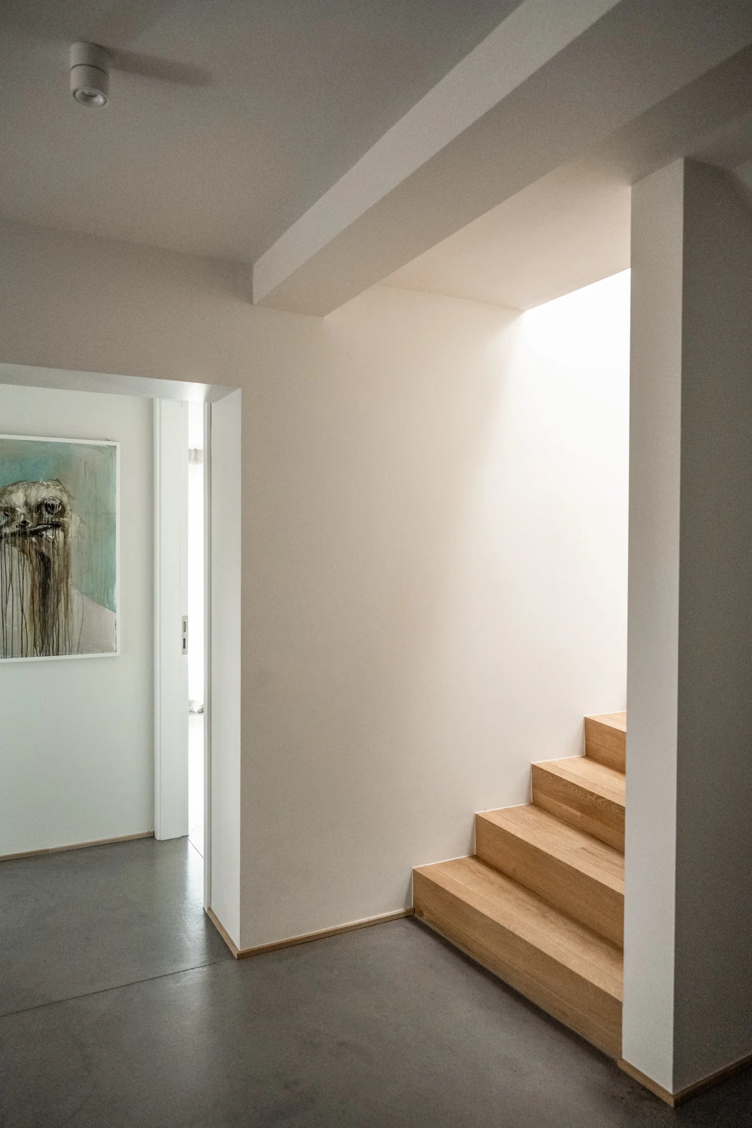 entrée avec escalier bois décoration design et contemporaine sol béton ciré maison d'architecte 