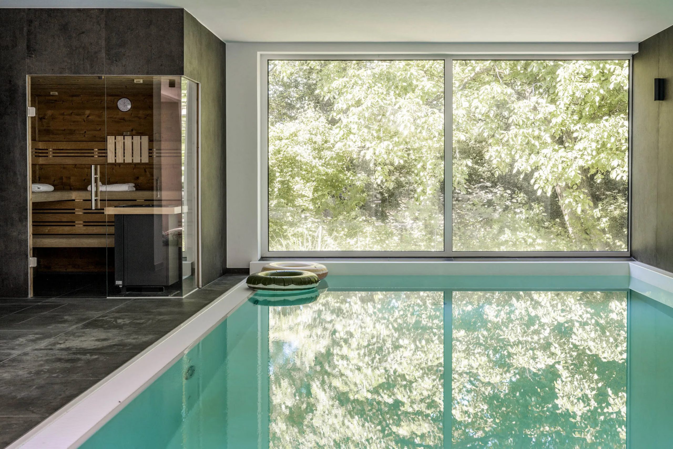 piscine intérieure et sauna
