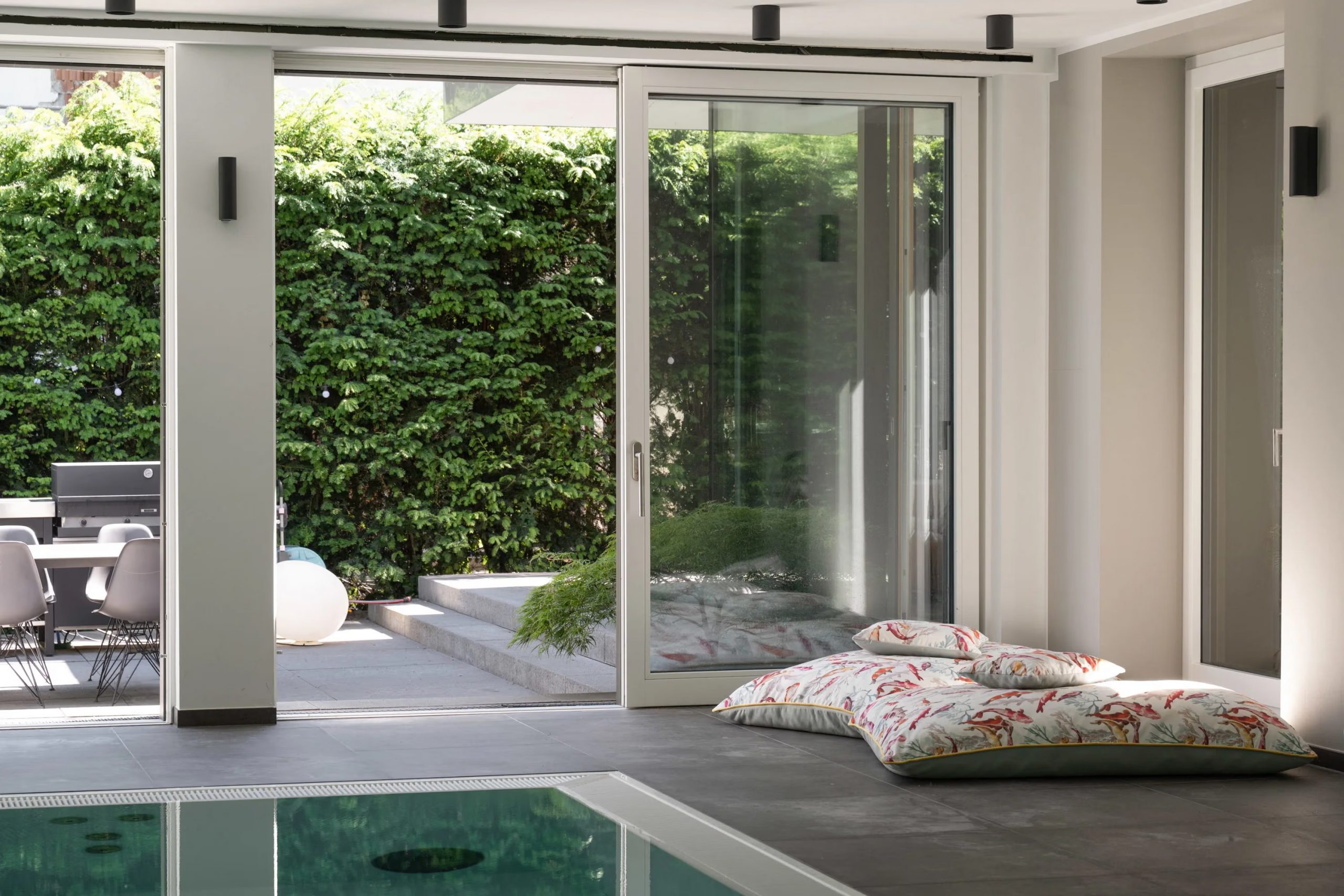 piscine intérieur dans maison contemporaine