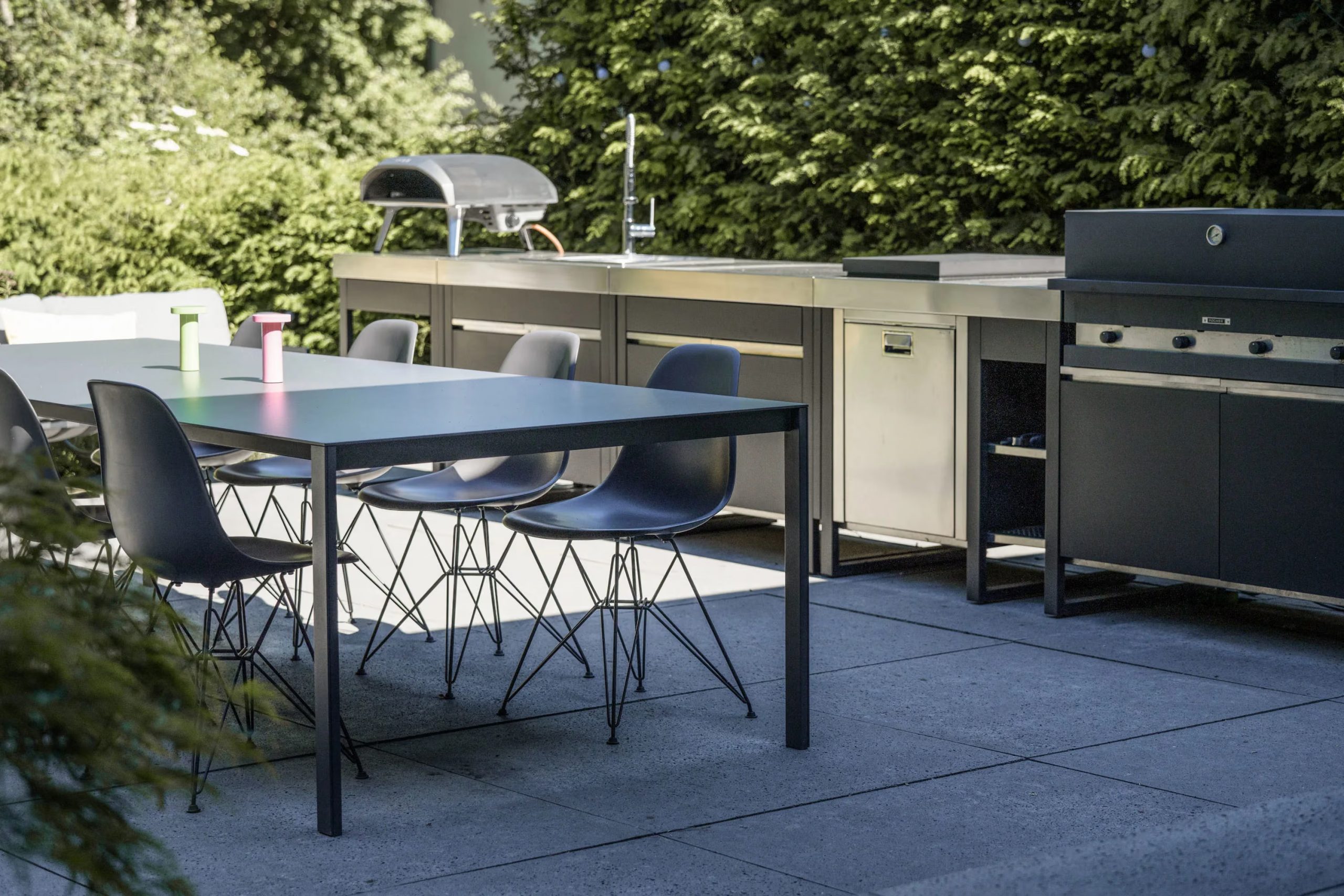 terrasse carrelage gris avec salle à manger extérieur et cuisine d'été maison d'architecte