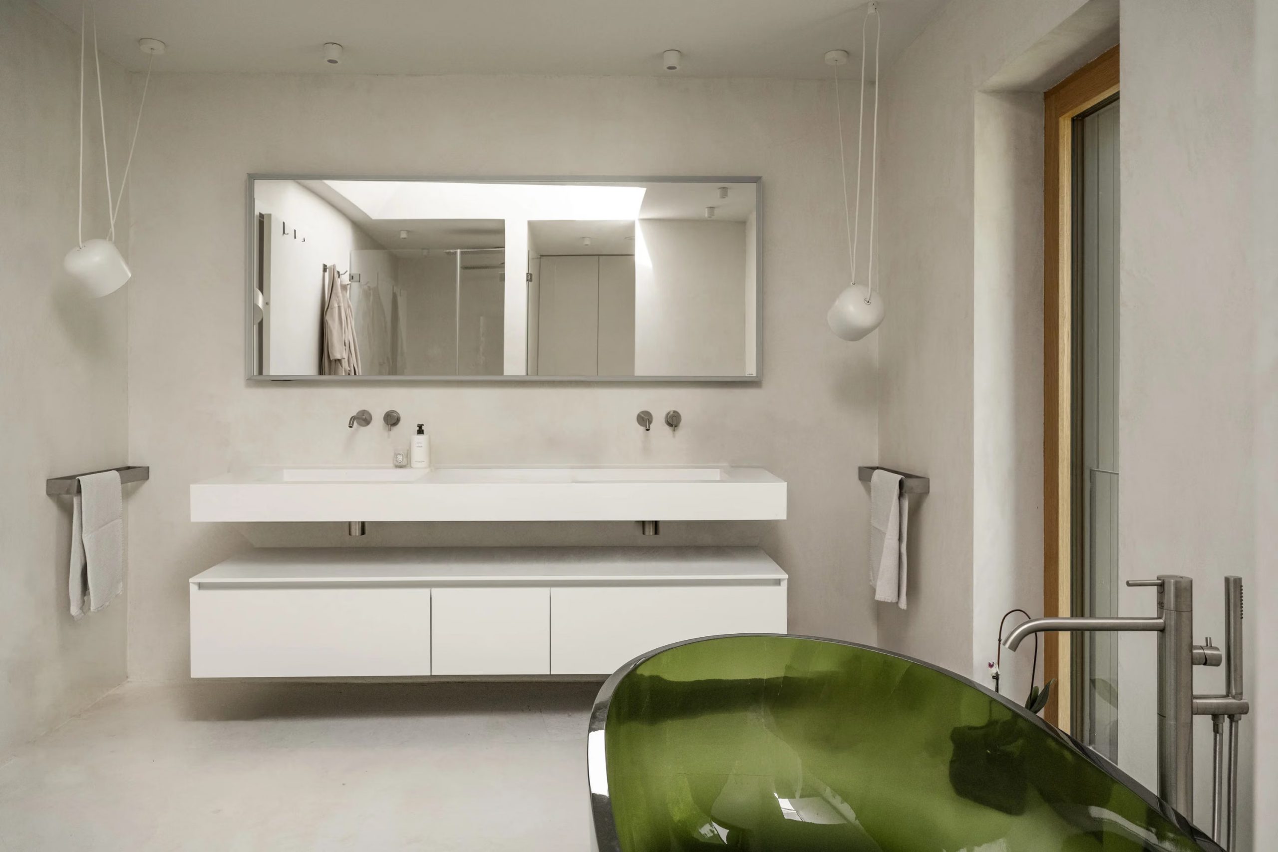 salle de bain design avec baignoire en verre vert