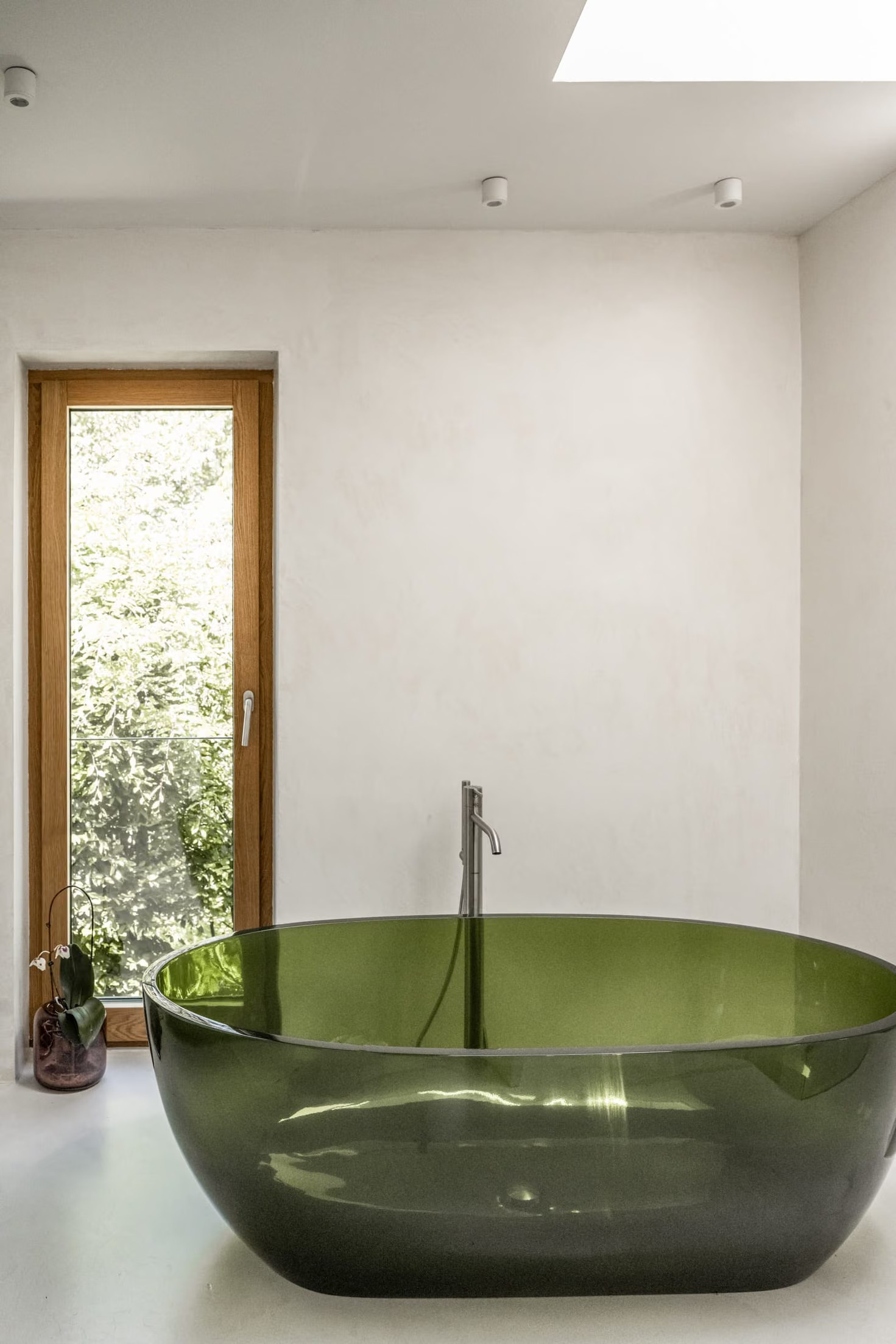 salle de bain avec baignoire verte design en verre