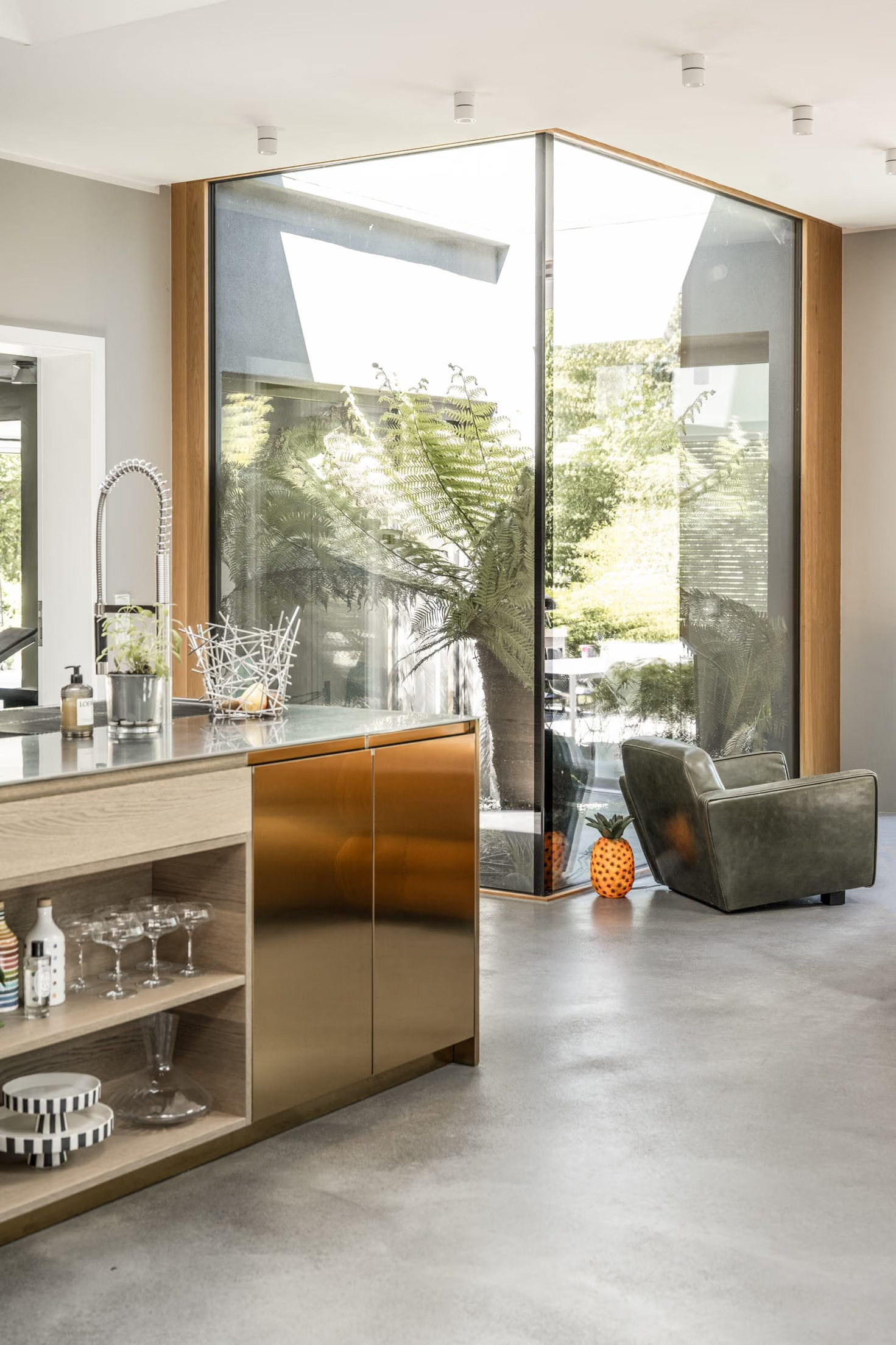 cuisine ouverte et salon décoration design et contemporaine sol béton ciré grandes baies vitrées maison d'architecte