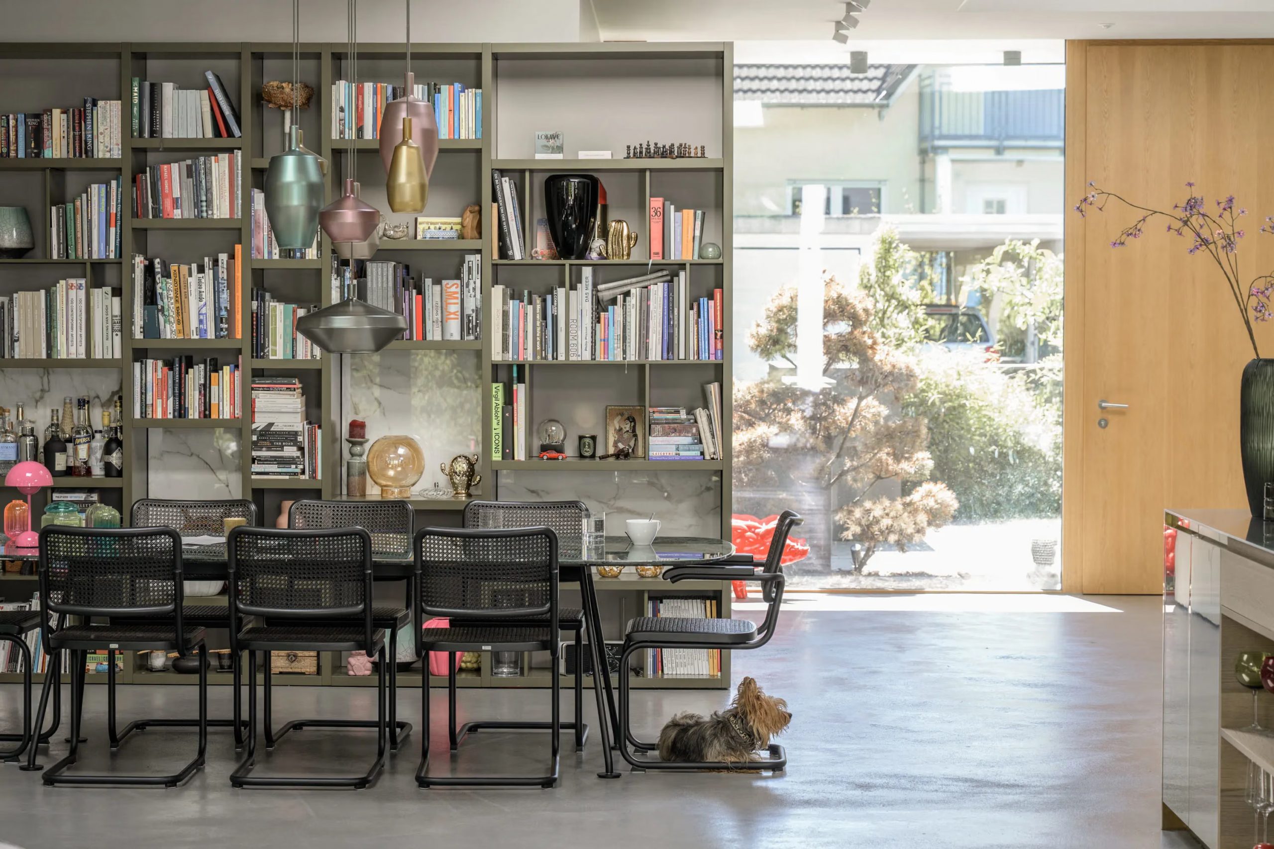 salle à manger décoration design et contemporaine sol béton ciré grandes baies vitrées maison d'architecte