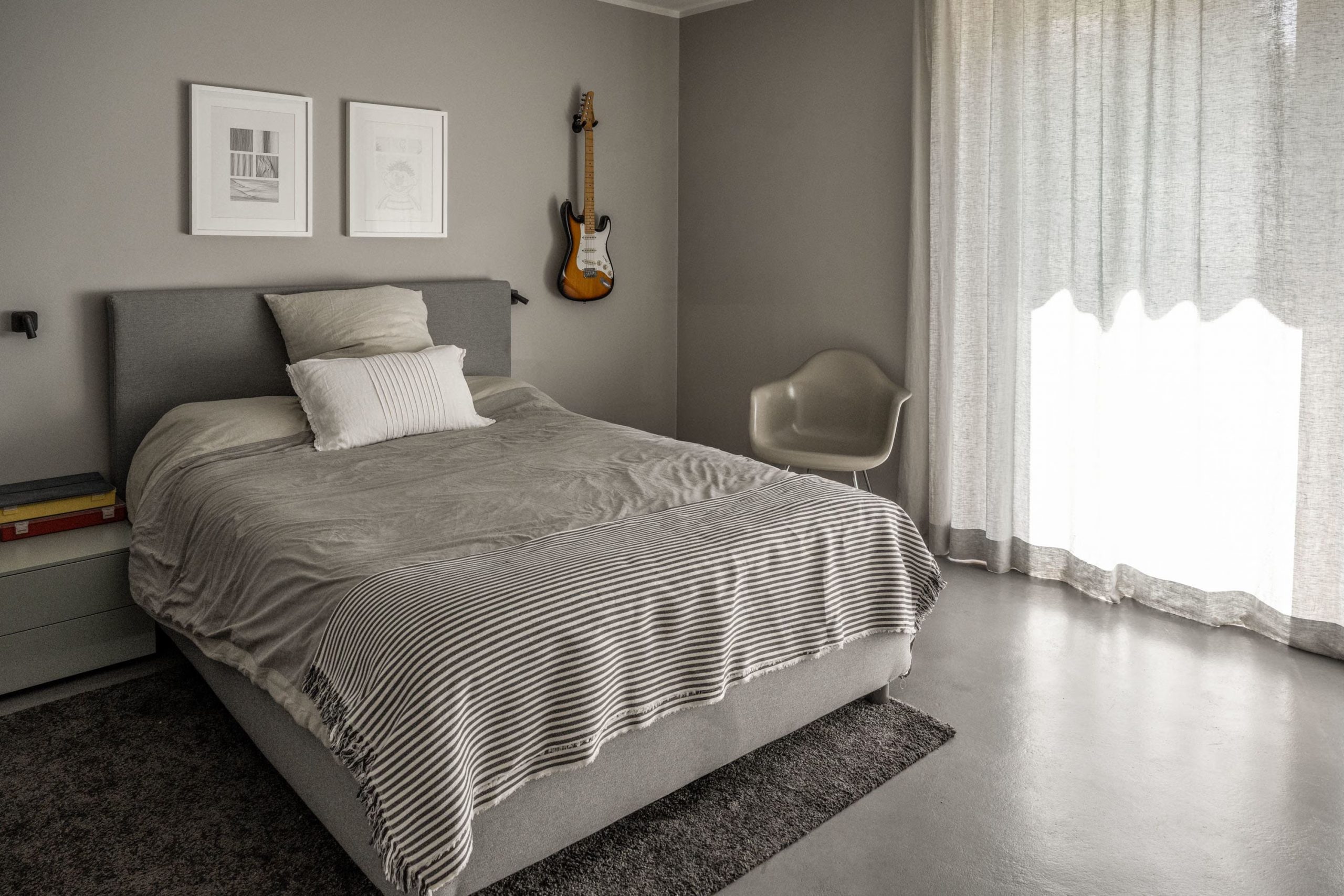 chambre grise décoration design et contemporaine sol béton ciré grandes baies vitrées maison d'architecte