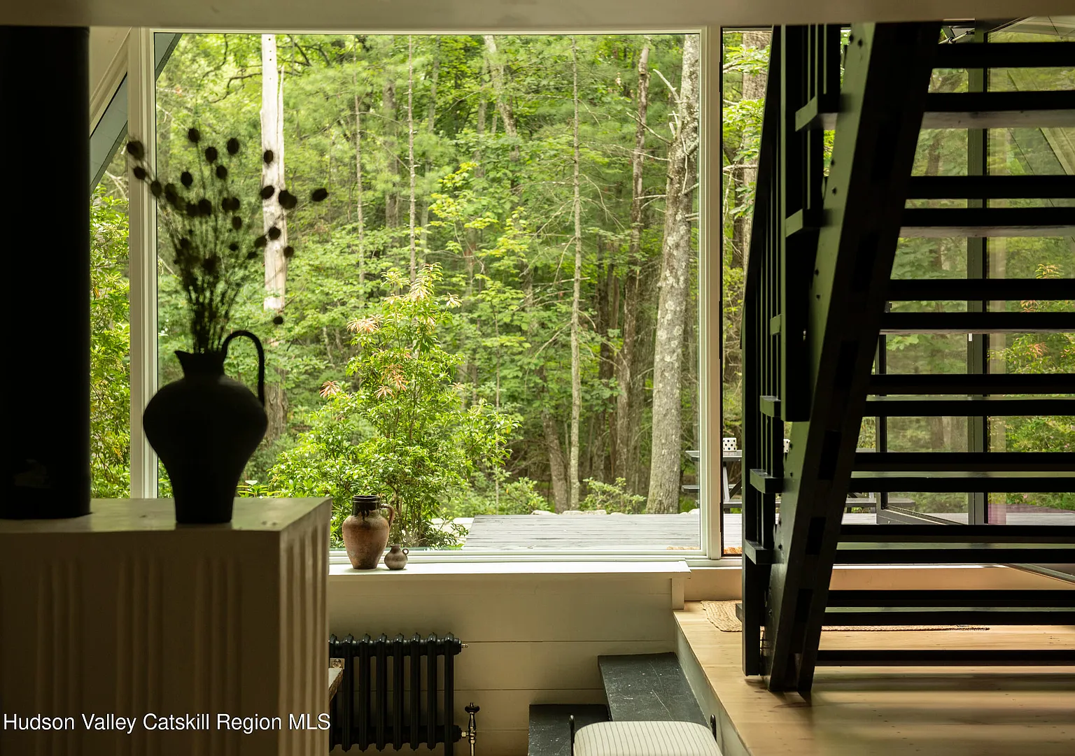 salon avec escalier maison A-Frame des années 1970