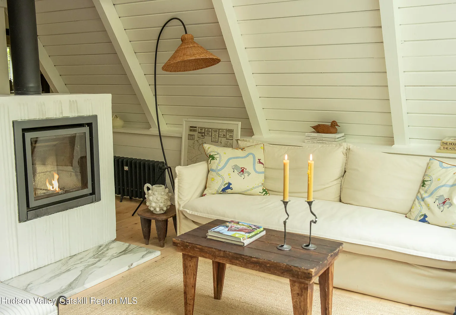 salon mansardé avec poêle Stuv décoration naturelle neutre maison A-Frame des années 1970