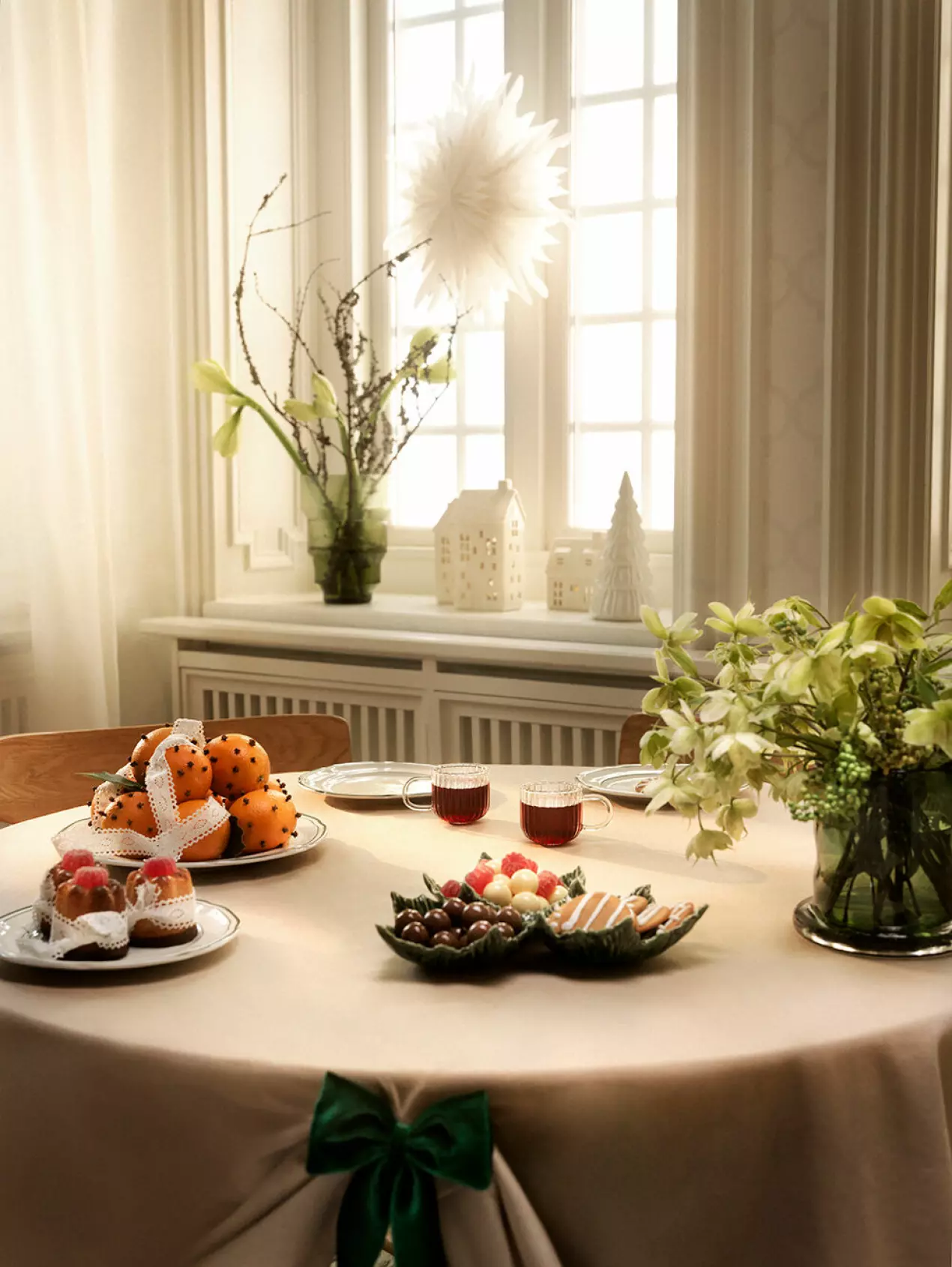 table avec oranges piquées de clous de girofle