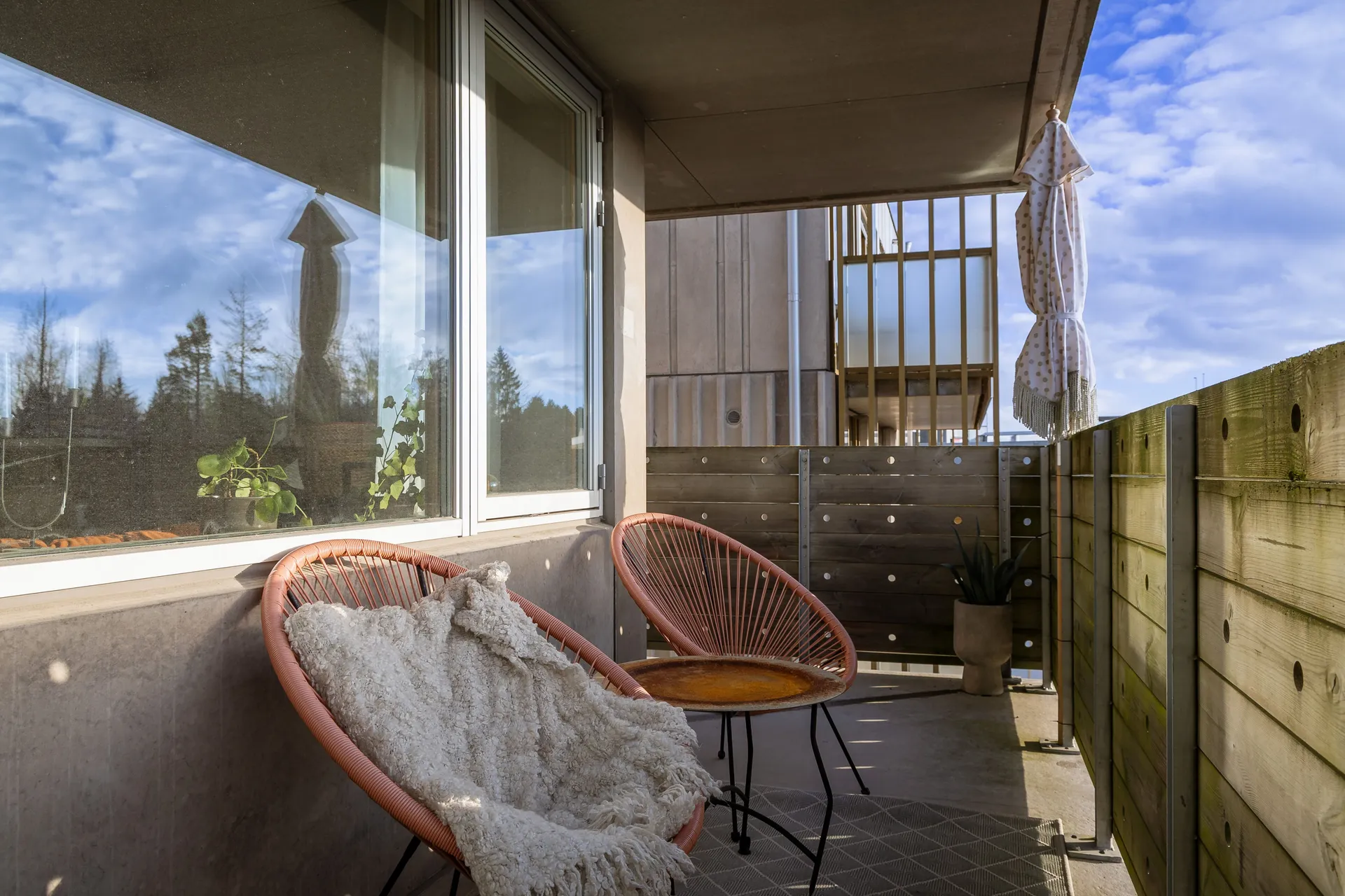 balcony with Acapulco armchair