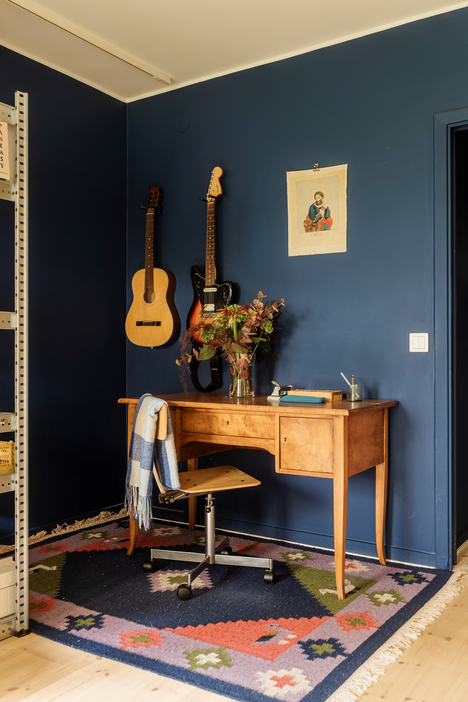 bureau mur bleu tapis kilim bureau mur bleu tapis kilim