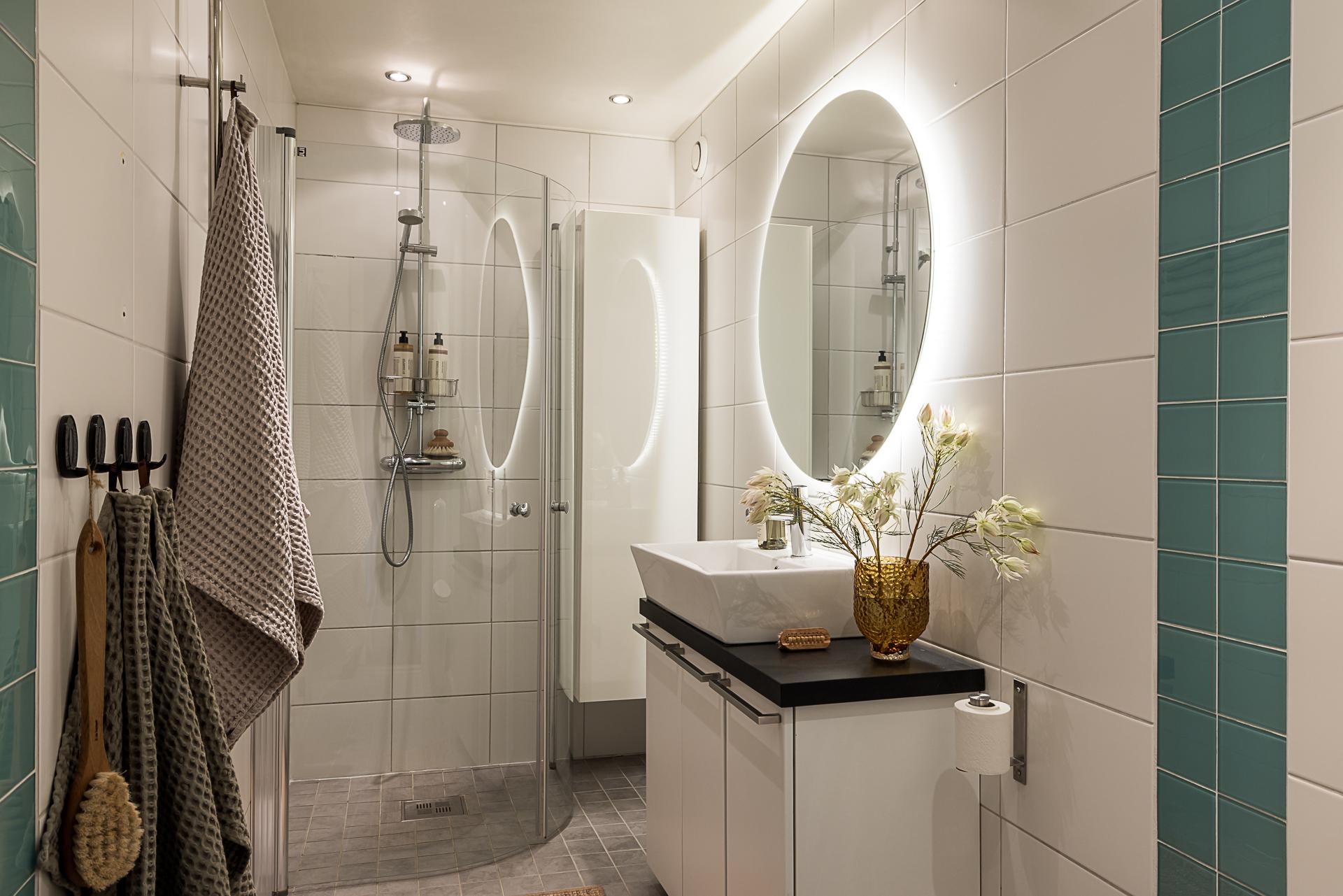 salle de bain moderne blanche et turquoise