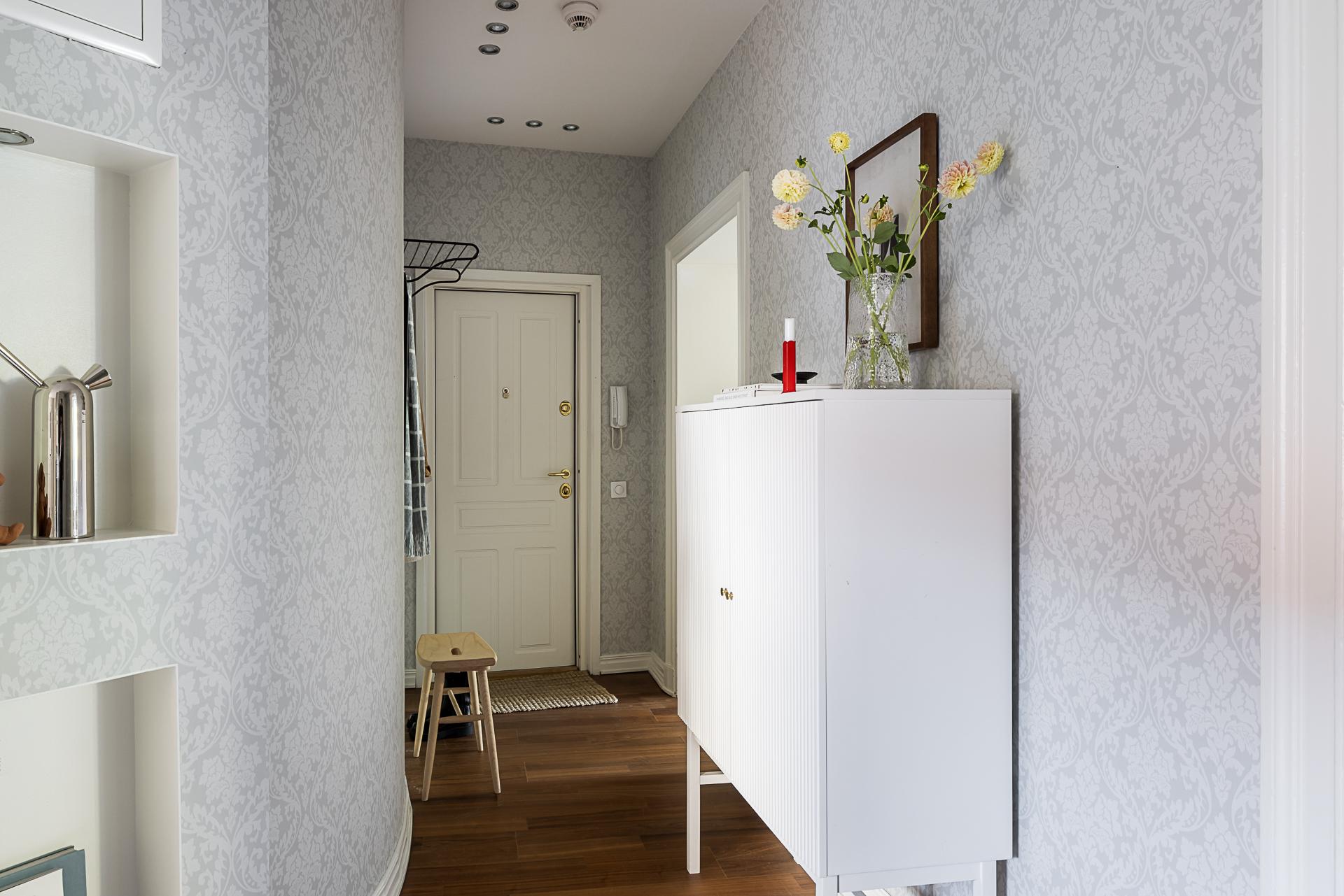 entrée avec papier-peint style Gustavien