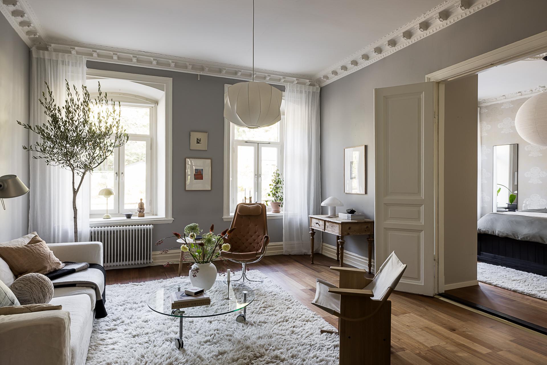 salon avec moulures murs gris décoration scandinave