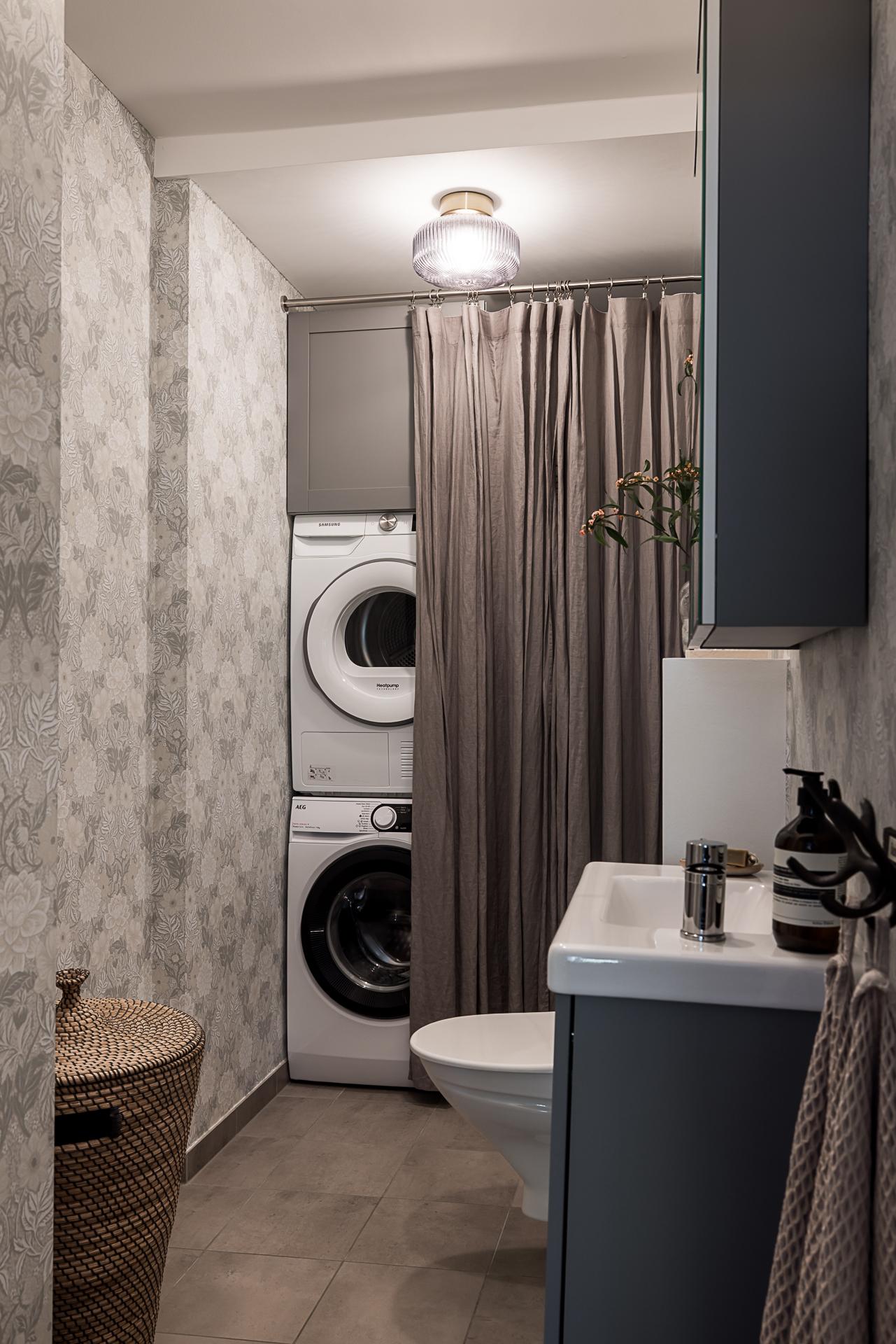 salle de bain avec espace buanderie