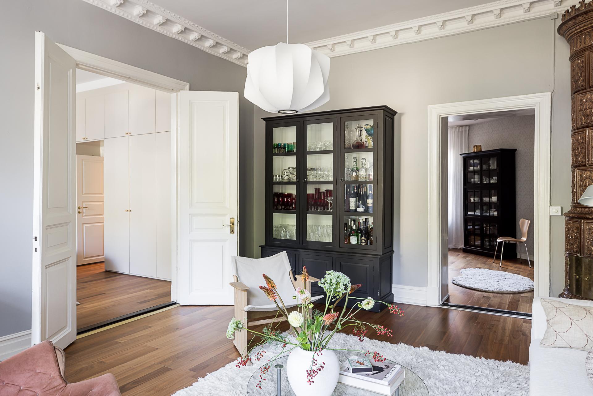 salon avec poêle en faïence suédois kakelugn et moulures murs gris décoration scandinave