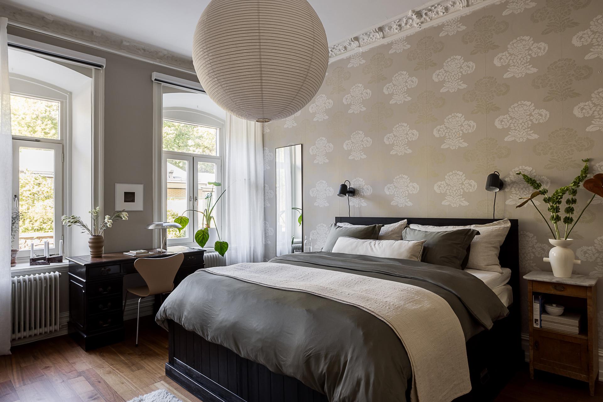 chambre beige et noire avec papier-peint décoration scandinave