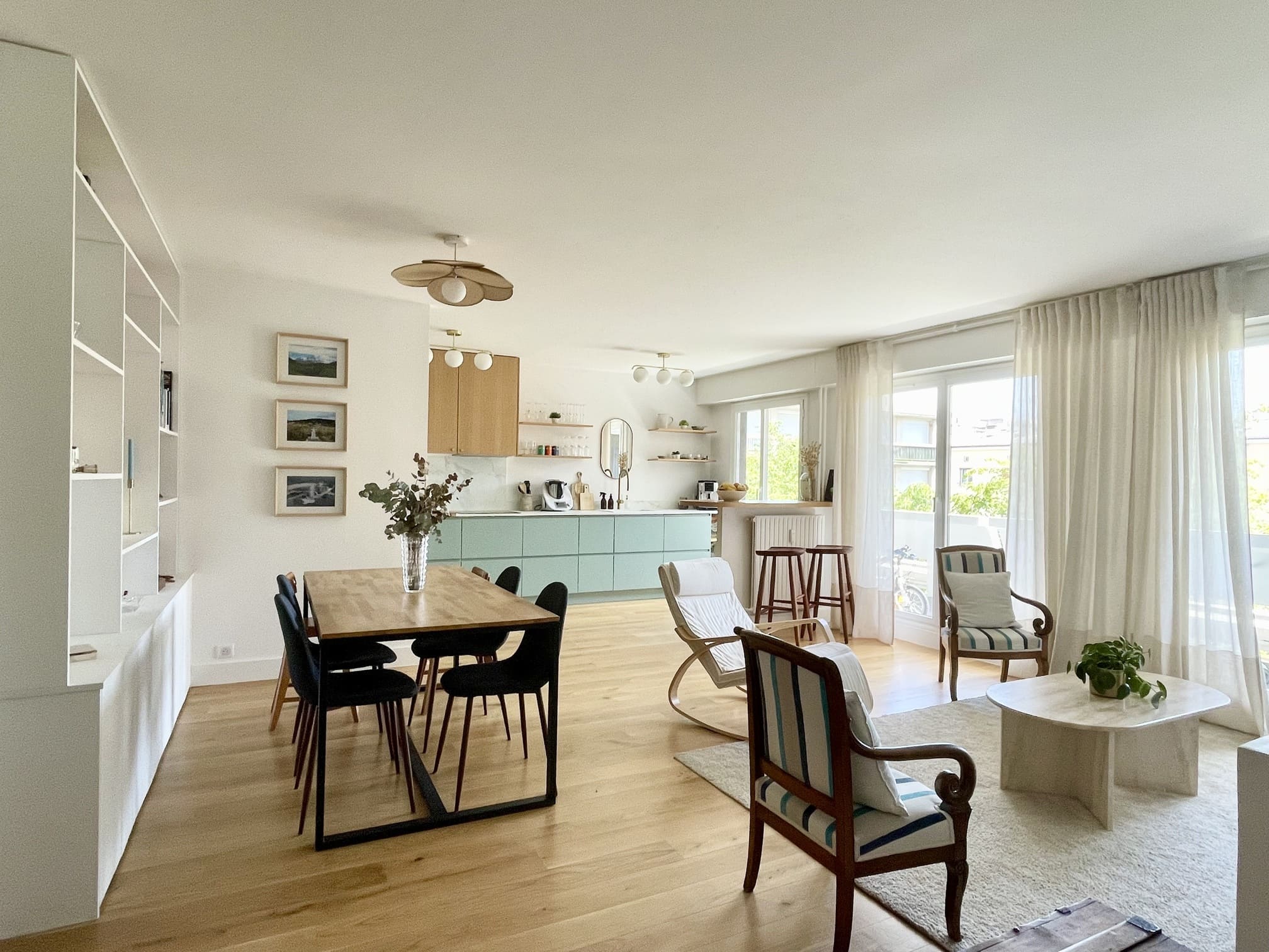 salon avec cuisine ouverte verte décoration contemporaine appartement près de Paris par Charlotte Gille salon avec cuisine ouverte verte décoration contemporaine appartement près de Paris par Charlotte Gille