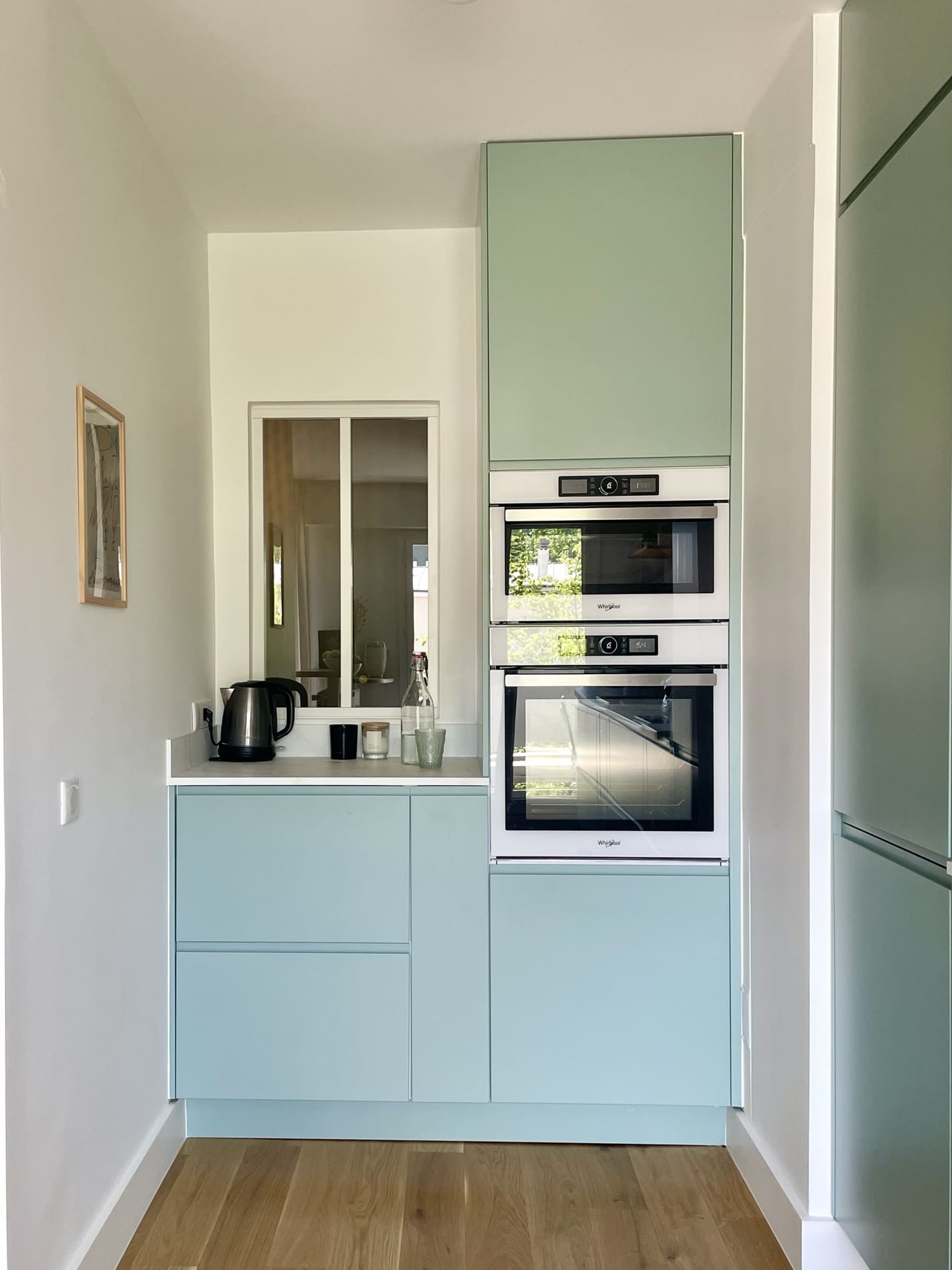 cuisine ouverte verte appartement près de Paris par Charlotte Gille cuisine ouverte verte appartement près de Paris par Charlotte Gille