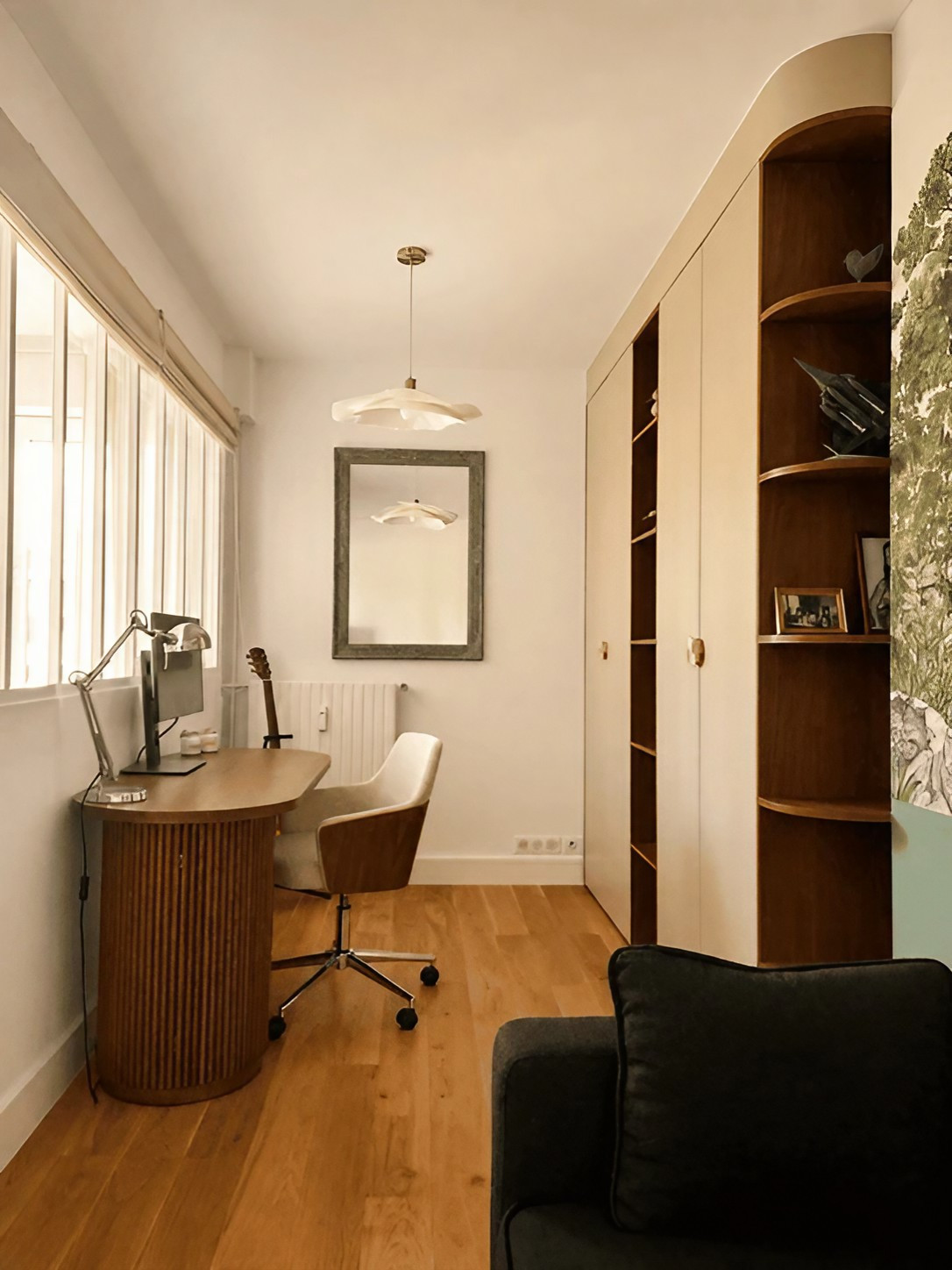 bureau avec verrière d bureau avec verrière d'atelier blanche décoration contemporaine appartement près de Paris par Charlotte Gille