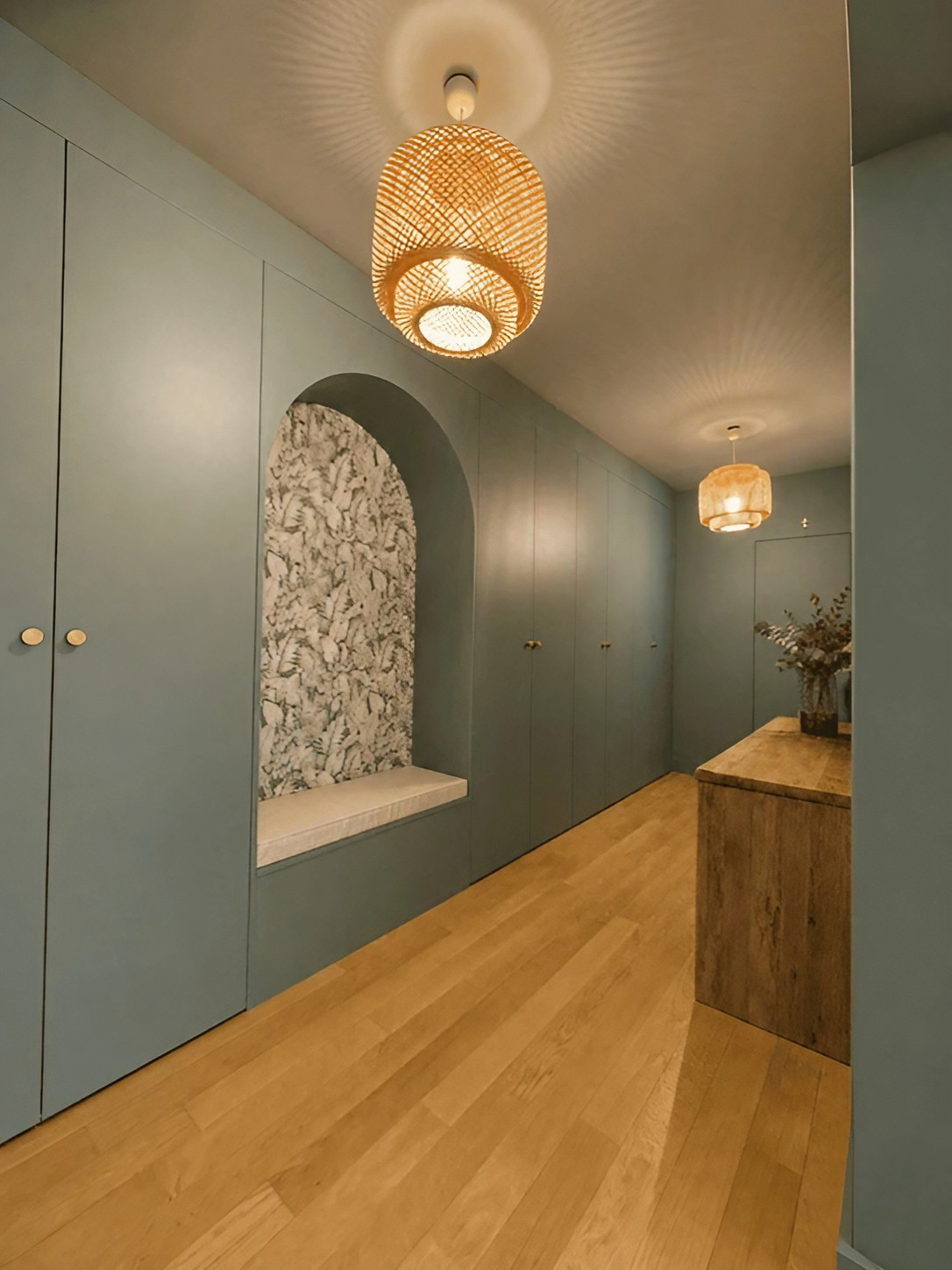 entrée verte avec niche pour banc appartement près de Paris par Charlotte Gille entrée verte avec niche pour banc appartement près de Paris par Charlotte Gille