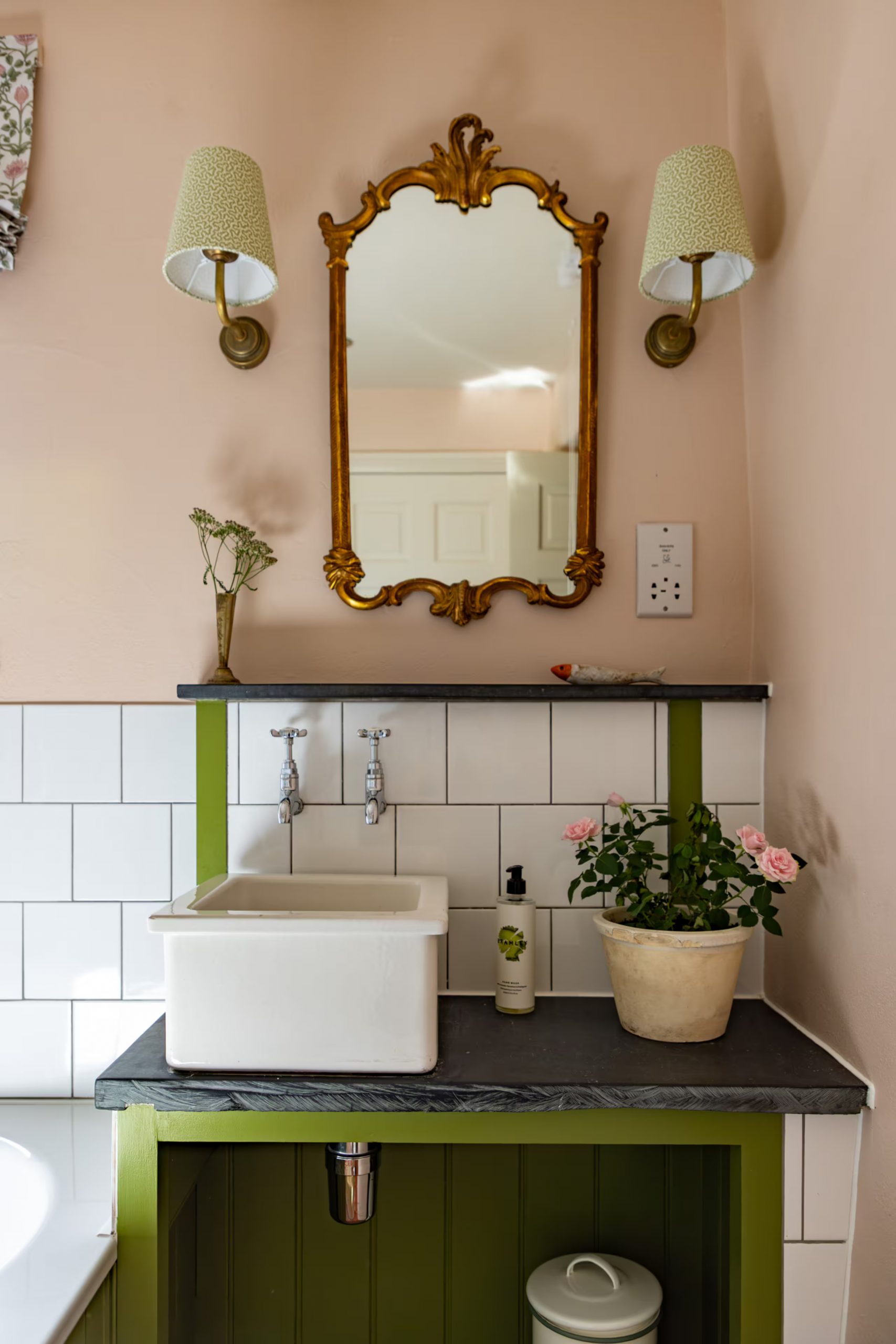 salle de bain vintage sol carrelage terre cuite décoration rose et verte anglaise
