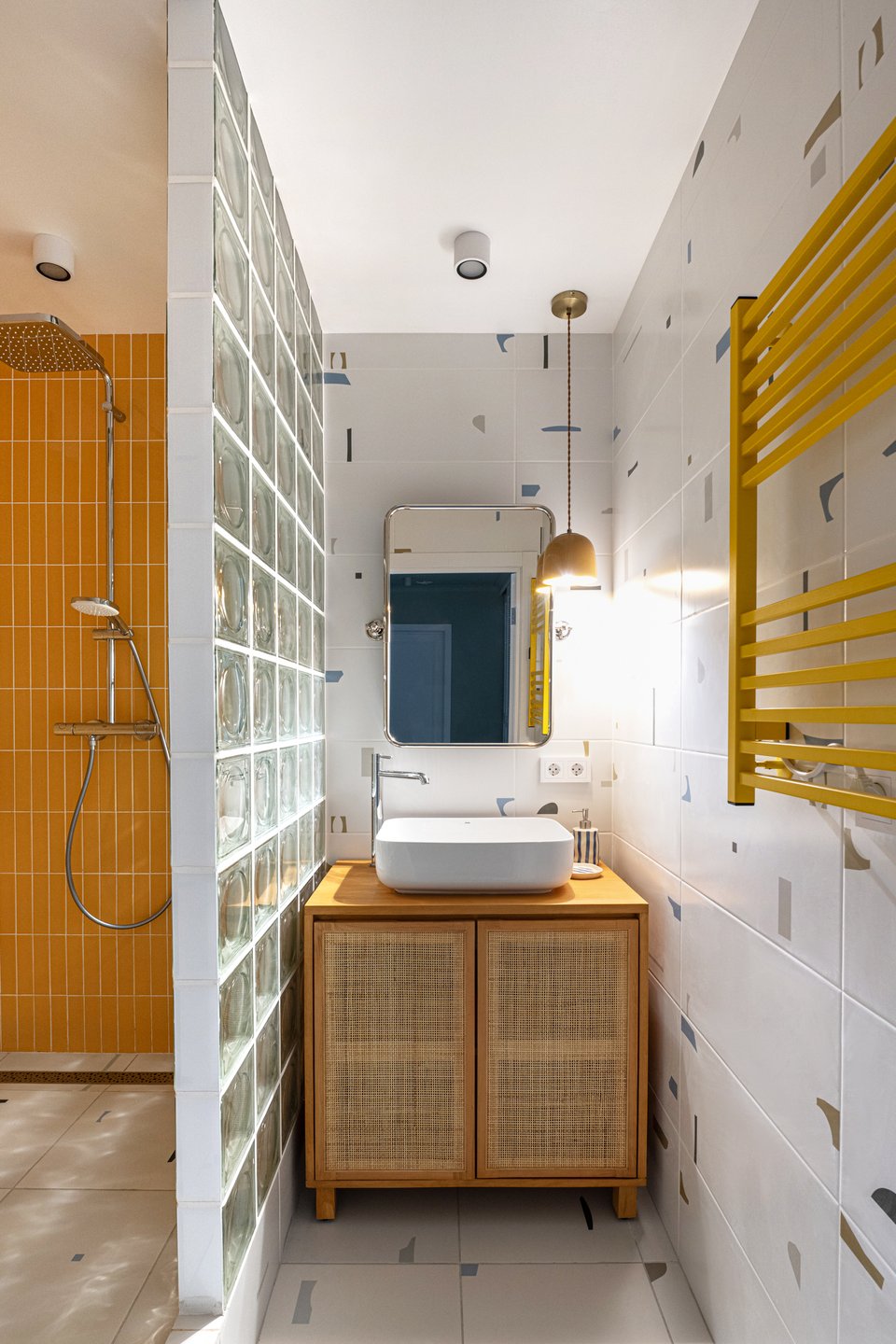 salle de bain jaune dans appartement de 64m2 à la décoration contemporaine colorée salle de bain jaune dans appartement de 64m2 à la décoration contemporaine colorée