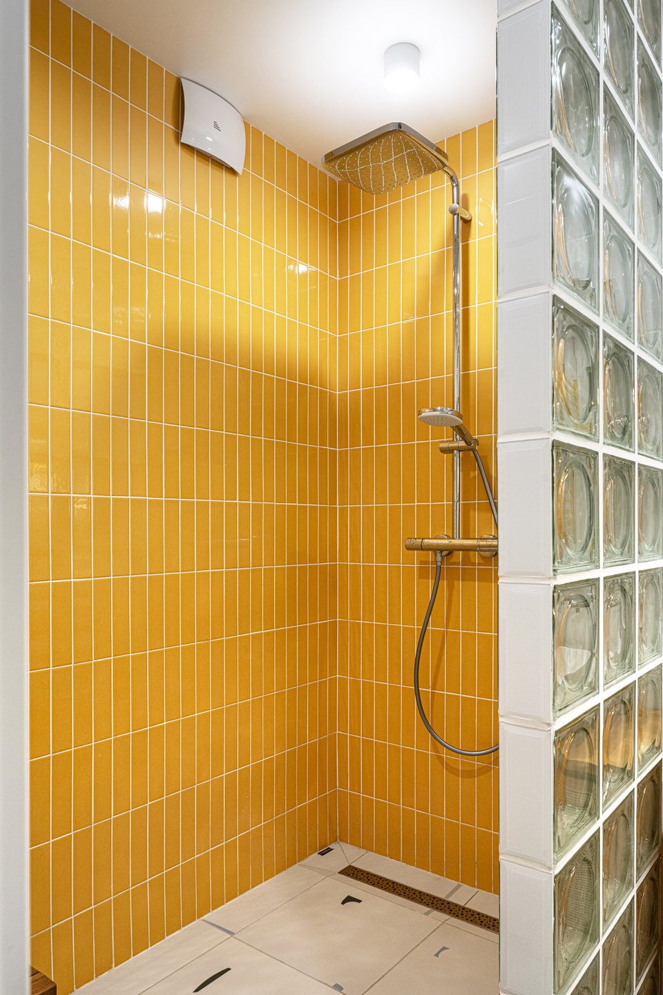 salle de bain jaune avec pavés de verre dans appartement de 64m2 à la décoration contemporaine colorée salle de bain jaune avec pavés de verre dans appartement de 64m2 à la décoration contemporaine colorée