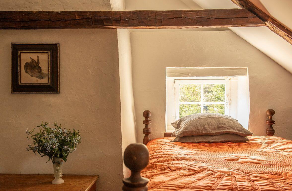 chambre mansardée avec poutres