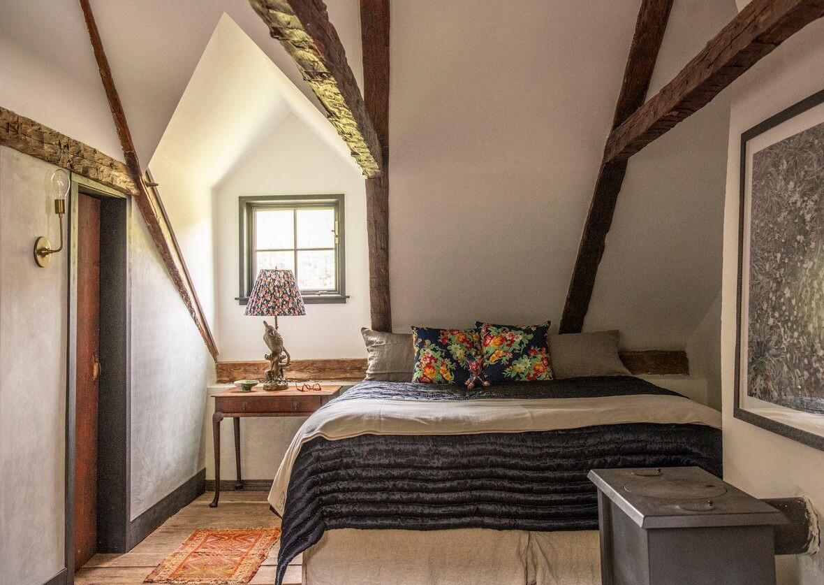 chambre mansardée avec poutres