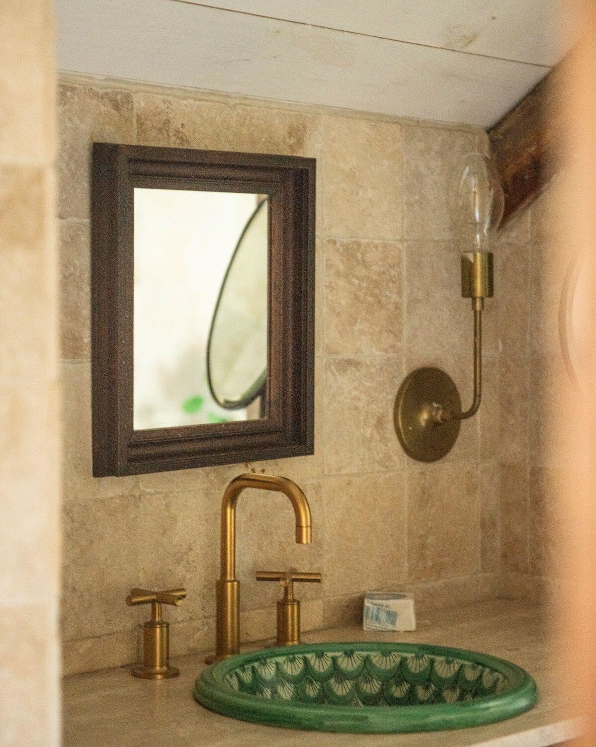 salle de bain rustique chic avec vasque verte Maroc