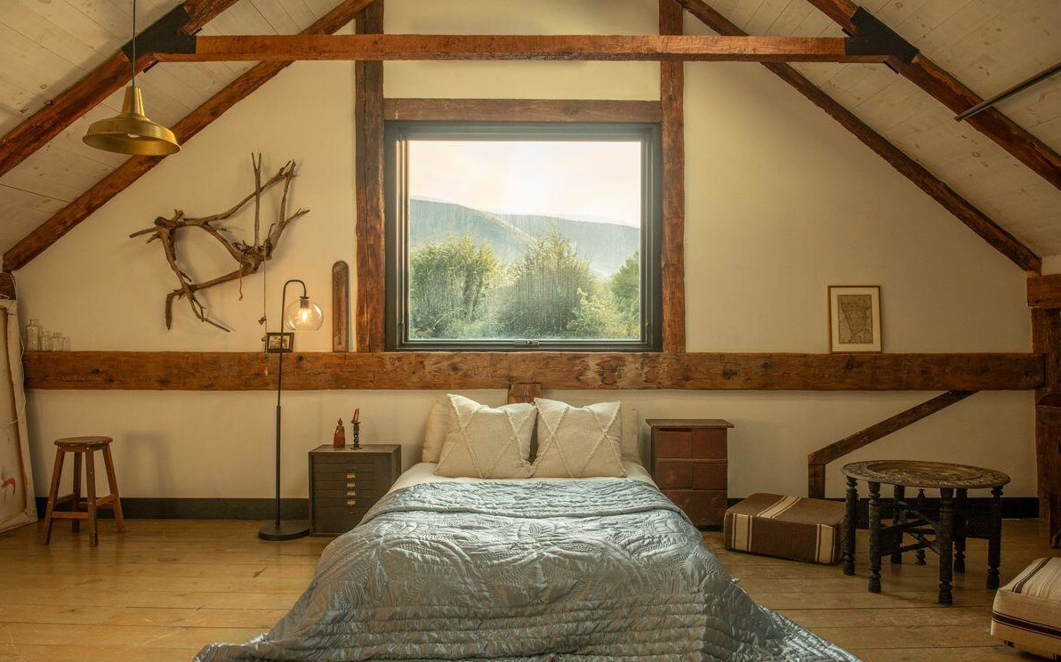 chambre mansardée avec poutres