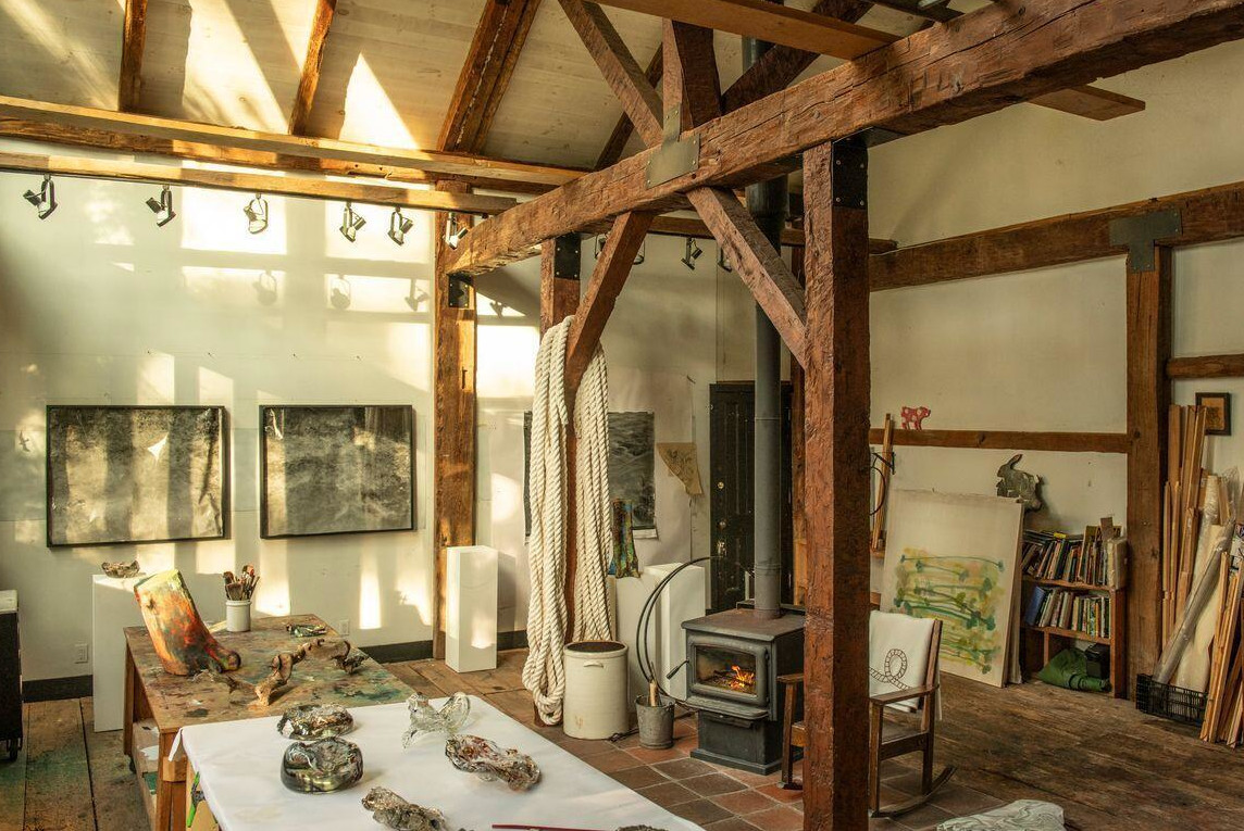atelier d'artiste avec poutres maison du 18è siècle dans les Catskills décoration rustique chic