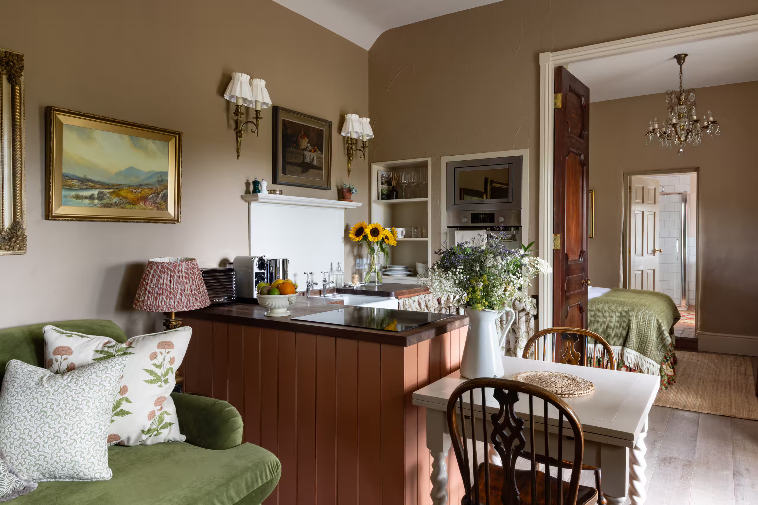 cuisine ouvert et salon décoration rustique chic cottage en pierre au cœur du Pays de Galles