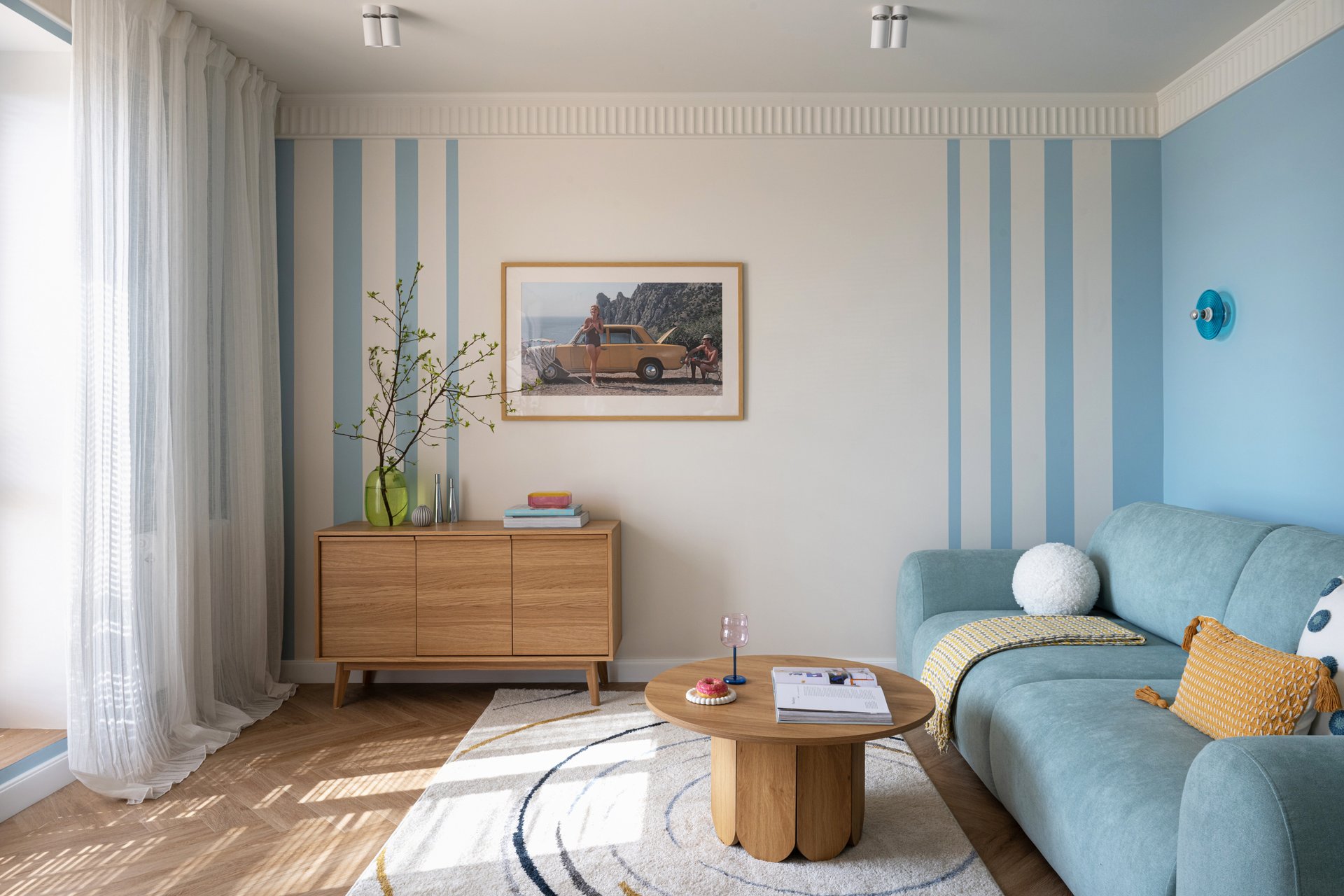 salon bleu dans appartement de 64m2 à la décoration contemporaine colorée salon bleu dans appartement de 64m2 à la décoration contemporaine colorée