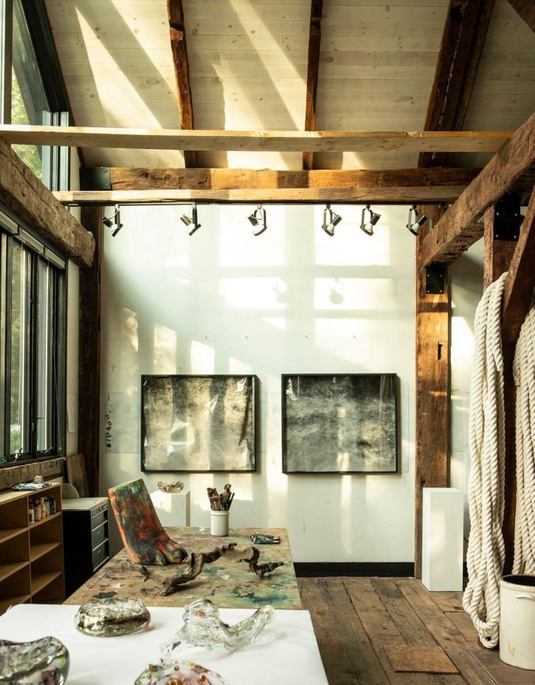 atelier d'artiste avec poutres maison du 18è siècle dans les Catskills décoration rustique chic