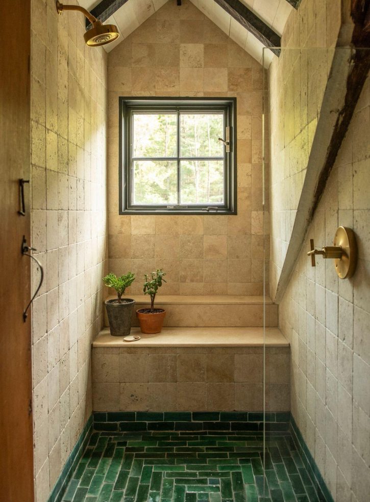 salle de bain sol zelliges vertes et mur carrelage pierre