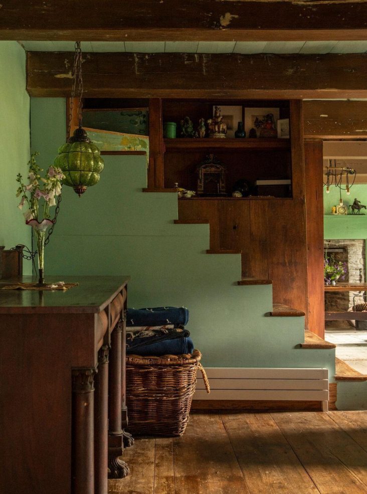 entrée avec escalier et avec poutres maison du 18è siècle dans les Catskills décoration rustique chic