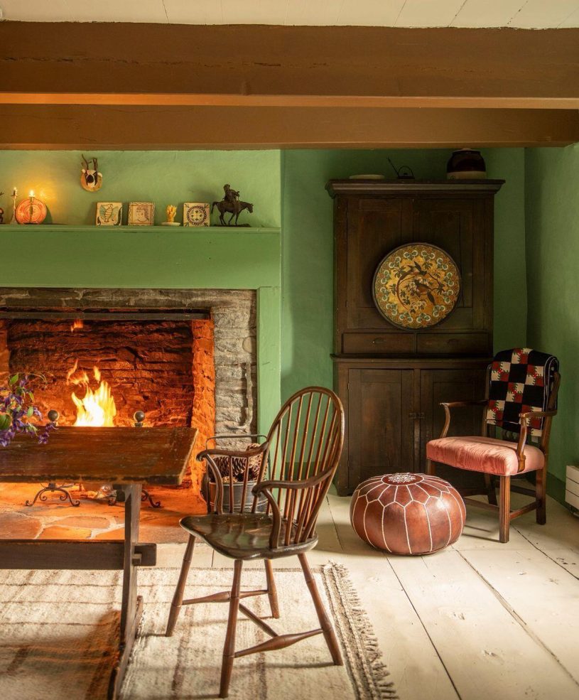 salon avec cheminée et murs verts maison du 18è siècle dans les Catskills décoration rustique chic