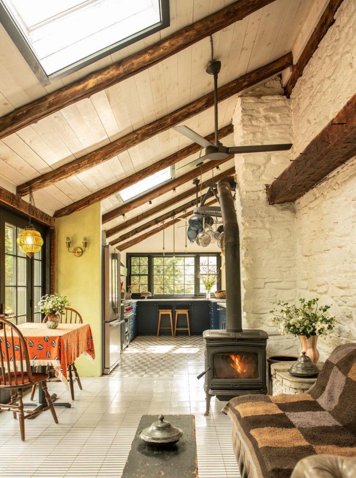 salon avec poêle dans véranda maison du 18è siècle dans les Catskills décoration rustique chic