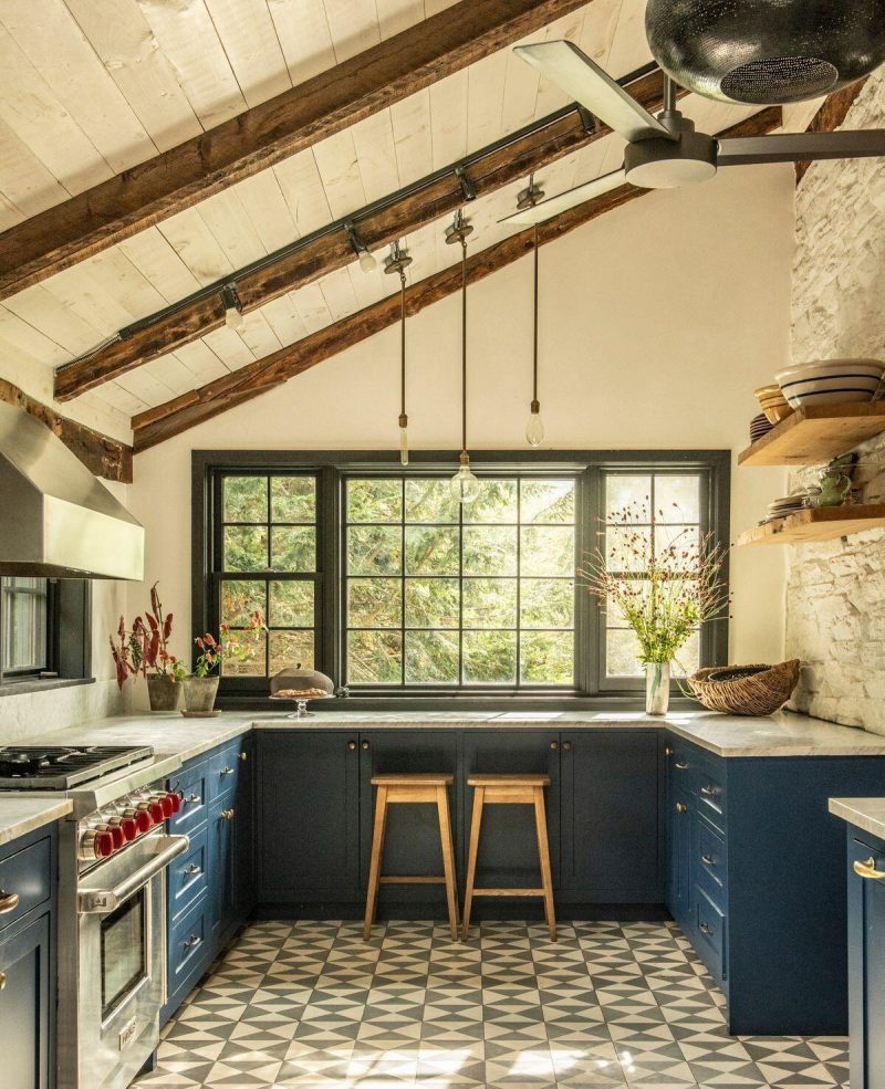 cuisine Shaker bleu marine sol carreaux de ciment maison du 18è siècle dans les Catskills décoration rustique chic