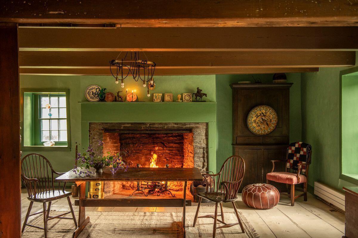 salon avec cheminée et murs verts maison du 18è siècle dans les Catskills décoration rustique chic